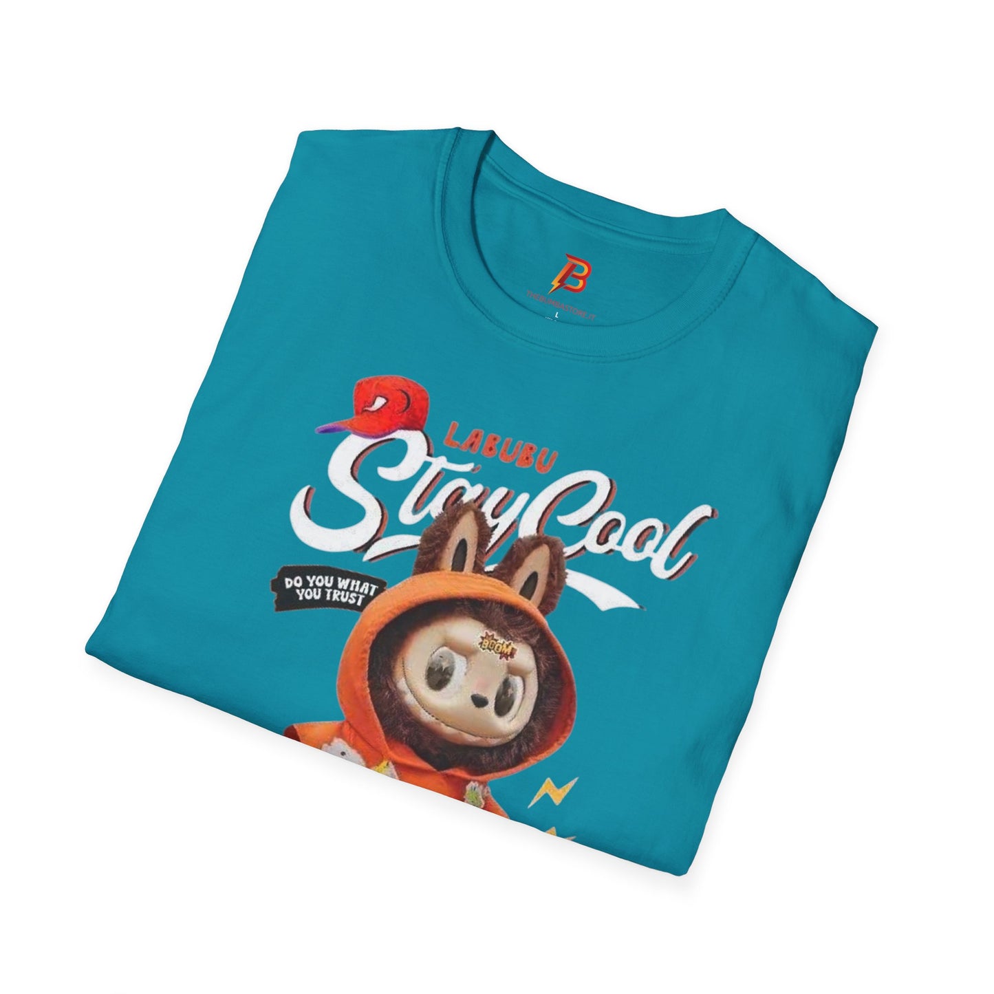 T-Shirt Unisex Labubu Softstyle – Design Streetwear Kawaii “Stay Cool”.