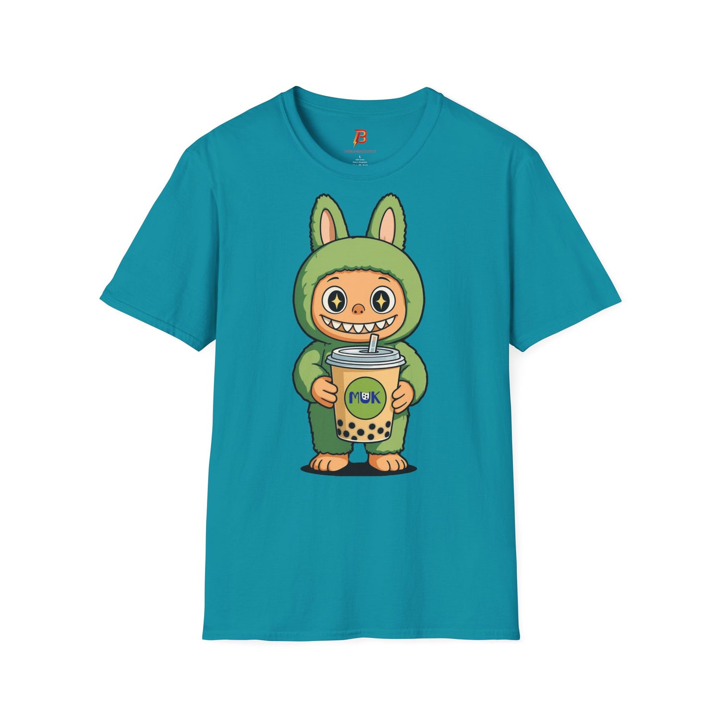 T-Shirt Unisex Labubu Softstyle – Design Kawaii con Bubble Tea.