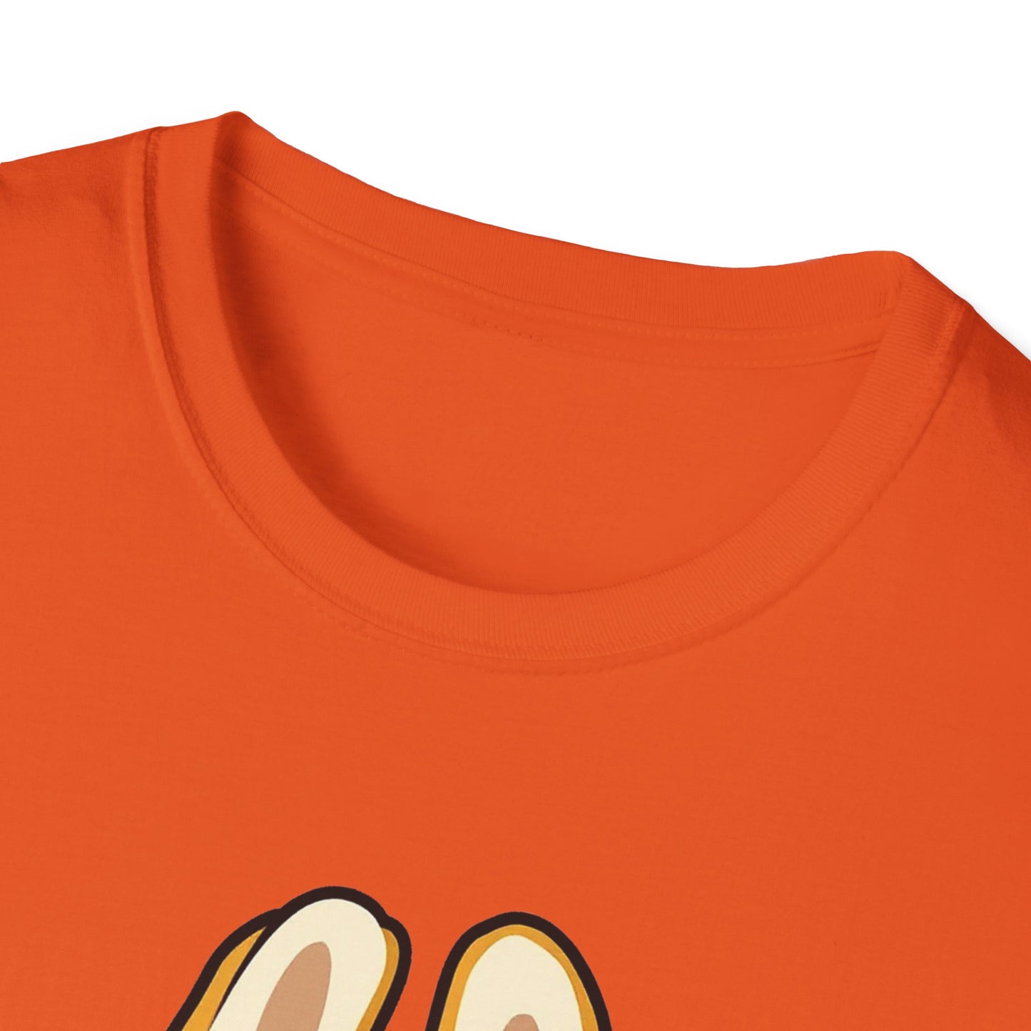 T-Shirt Unisex Labubu Softstyle – Design Kawaii con Cappello e Salopette.