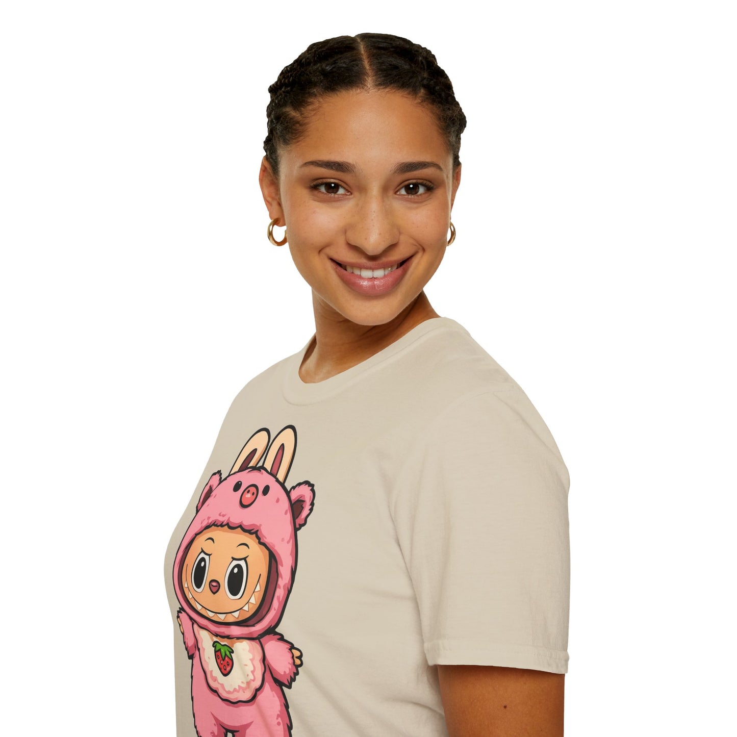 T-Shirt Unisex Labubu Softstyle – Outfit Cartoon Kawaii Rosa Orsetto Fragola.