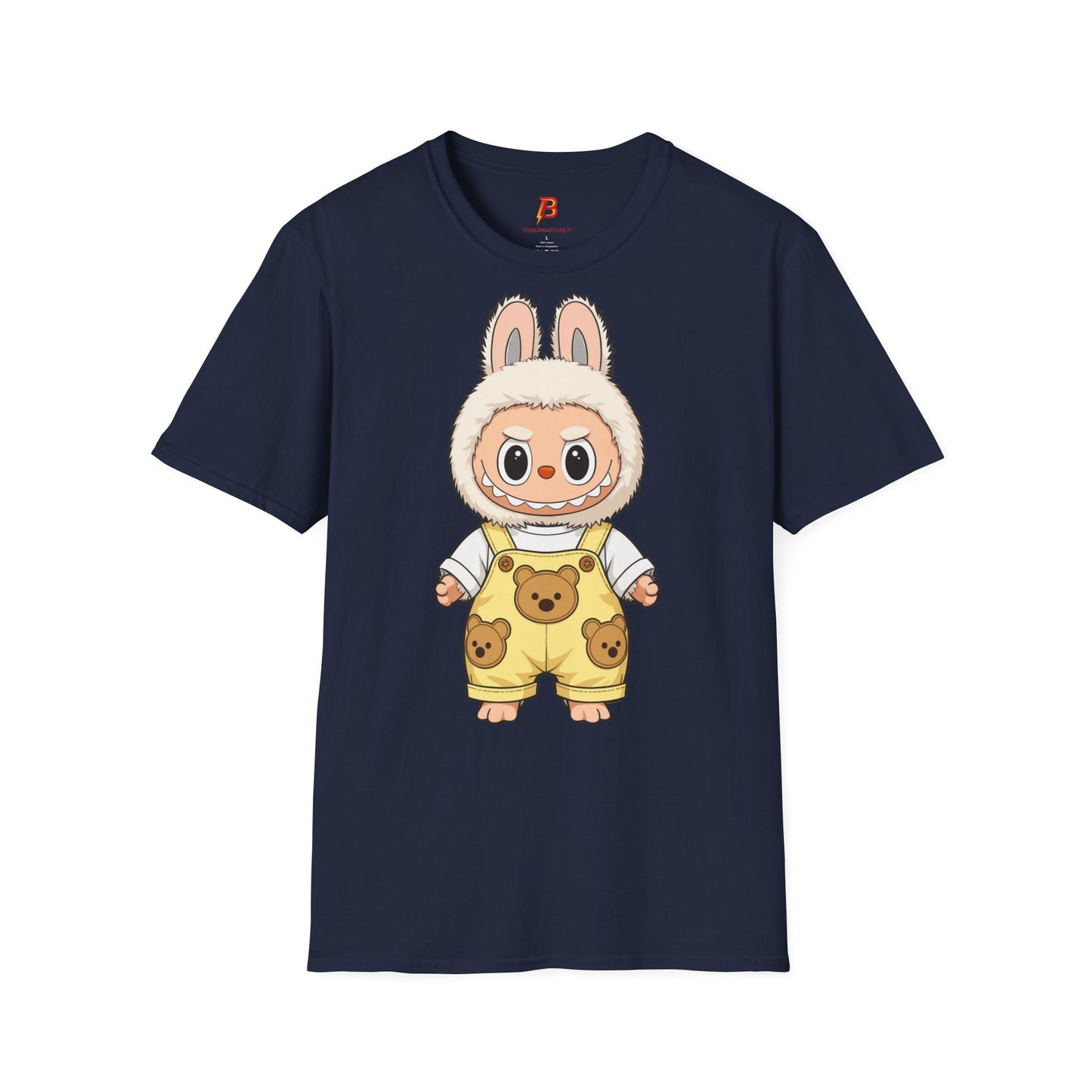 T-Shirt Unisex Labubu Softstyle – Design Kawaii con Salopette Orsetto.