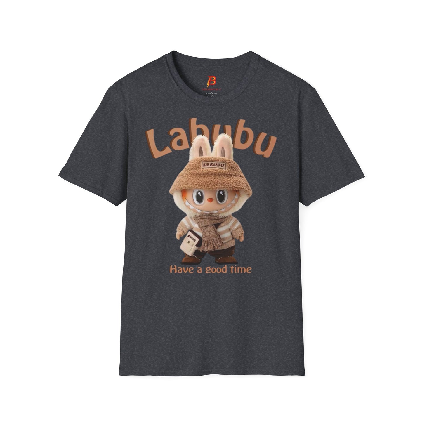 T-Shirt Unisex Labubu Softstyle – Design Kawaii Casual con Bucket Hat “Have a Good Time”.