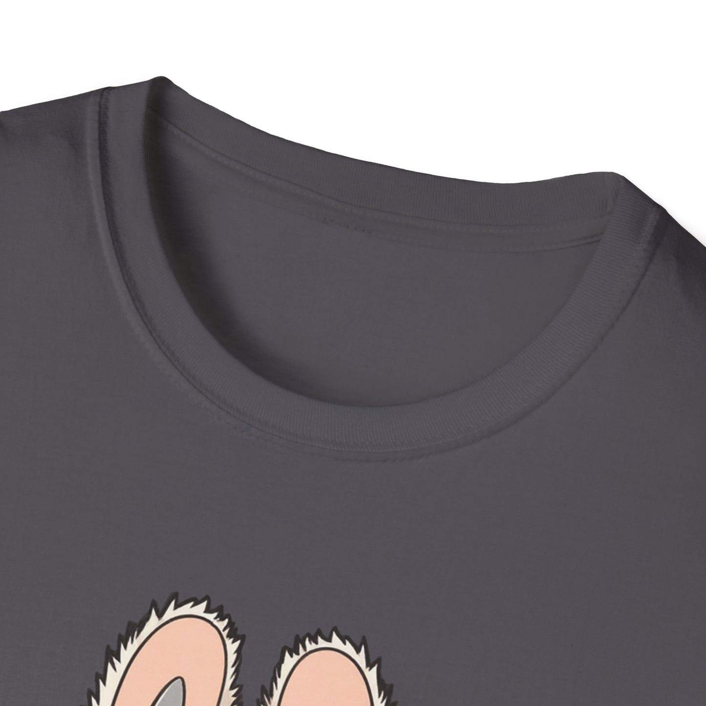 T-Shirt Unisex Labubu Softstyle – Design Kawaii con Salopette Orsetto.