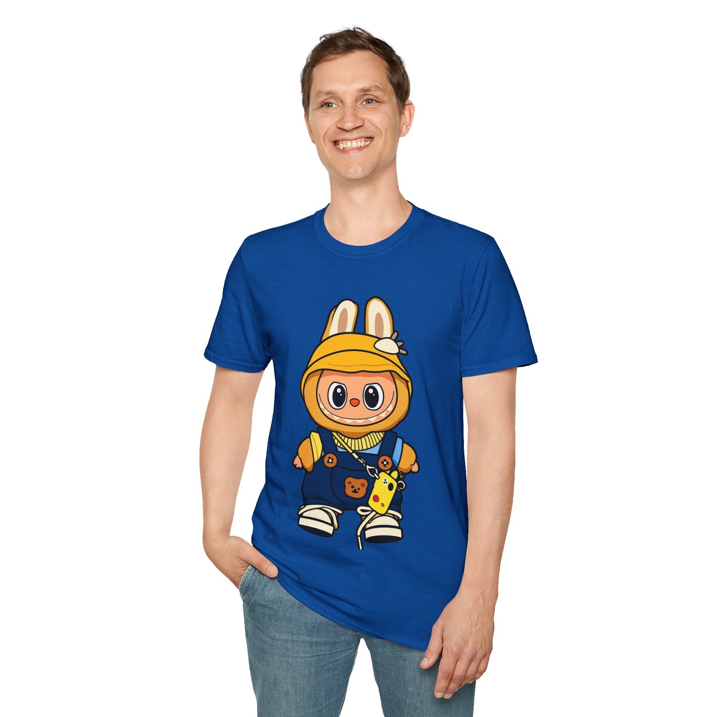 T-Shirt Unisex Labubu Softstyle – Design Kawaii con Cappello e Salopette.