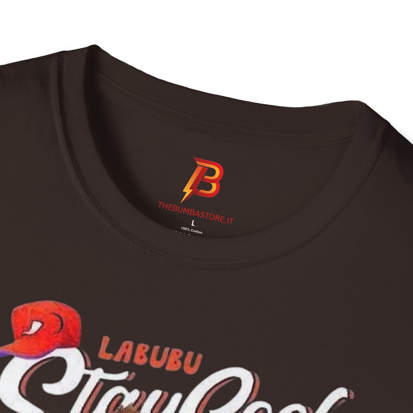 T-Shirt Unisex Labubu Softstyle – Design Streetwear Kawaii “Stay Cool”.