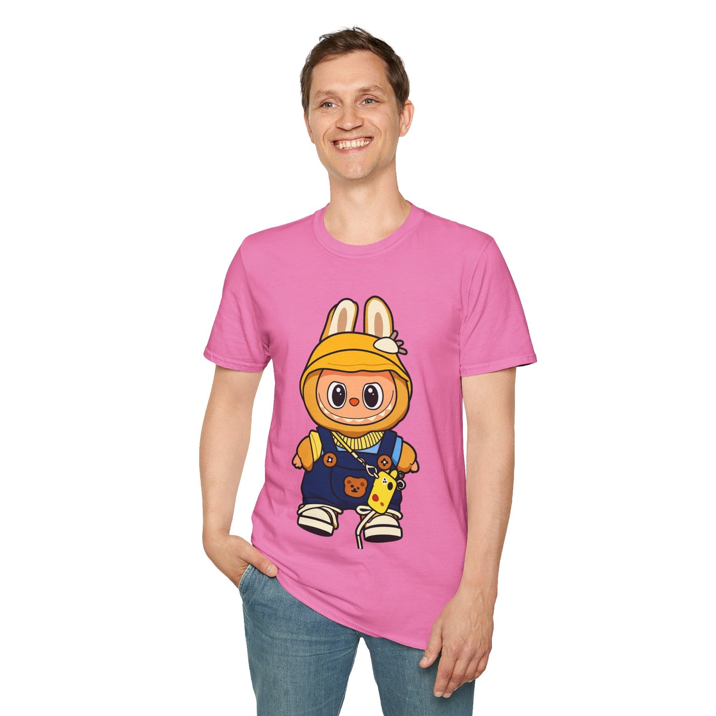 T-Shirt Unisex Labubu Softstyle – Design Kawaii con Cappello e Salopette.