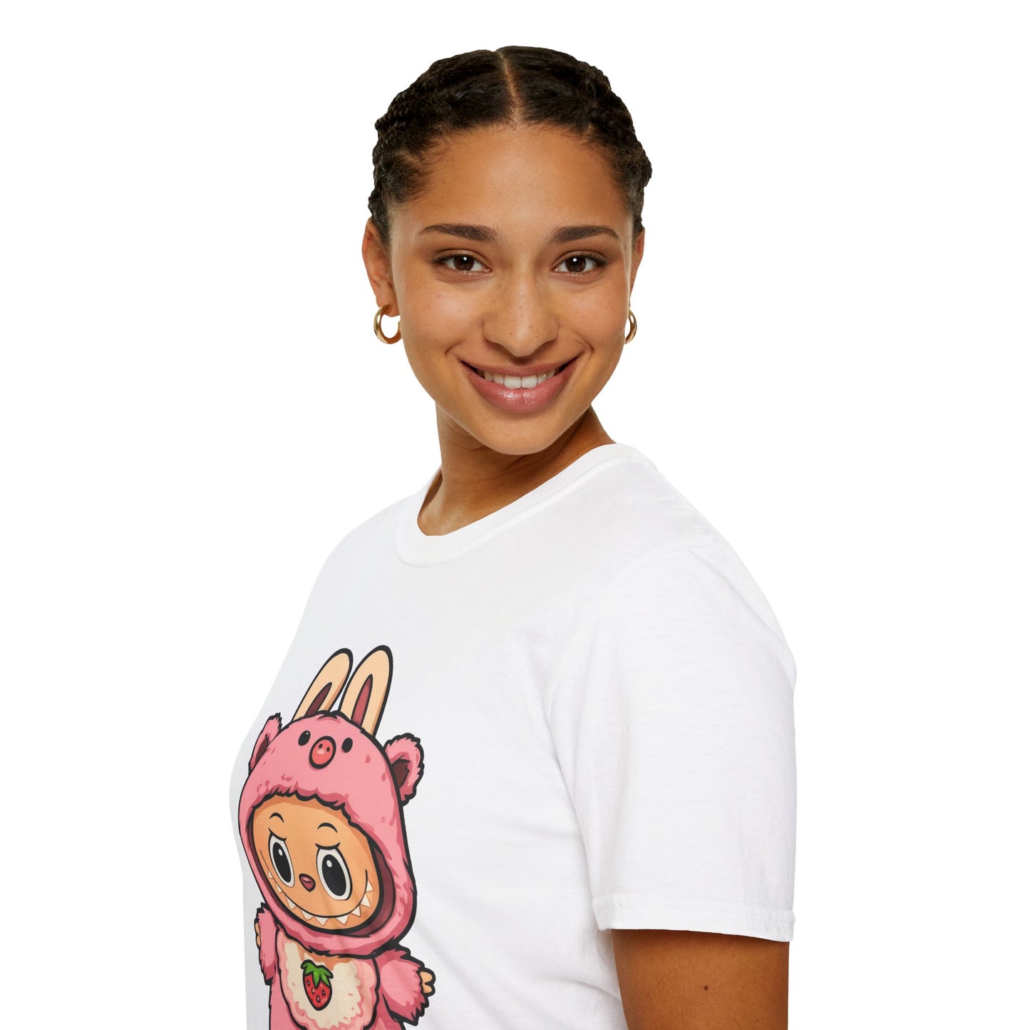 T-Shirt Unisex Labubu Softstyle – Outfit Cartoon Kawaii Rosa Orsetto Fragola.
