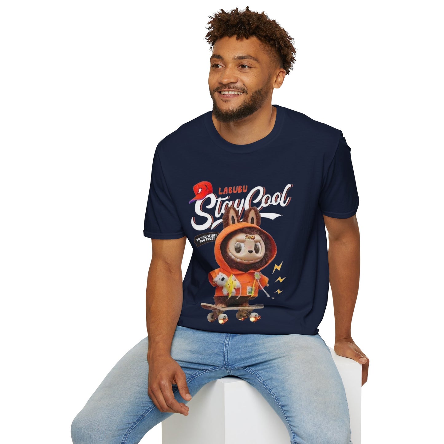 T-Shirt Unisex Labubu Softstyle – Design Streetwear Kawaii “Stay Cool”.