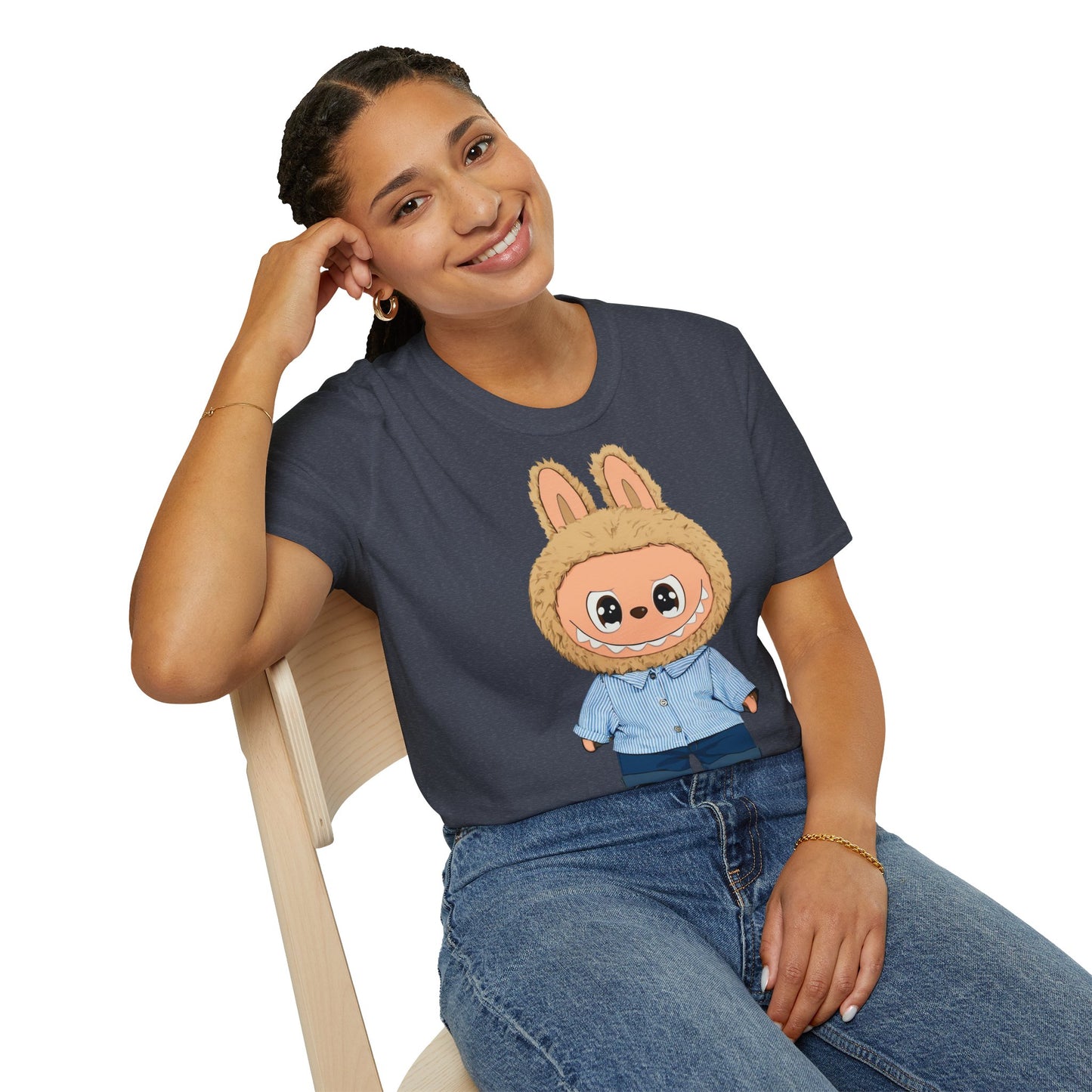 T-Shirt Unisex Labubu Softstyle – Design Kawaii con Camicia a Righe Azzurre.