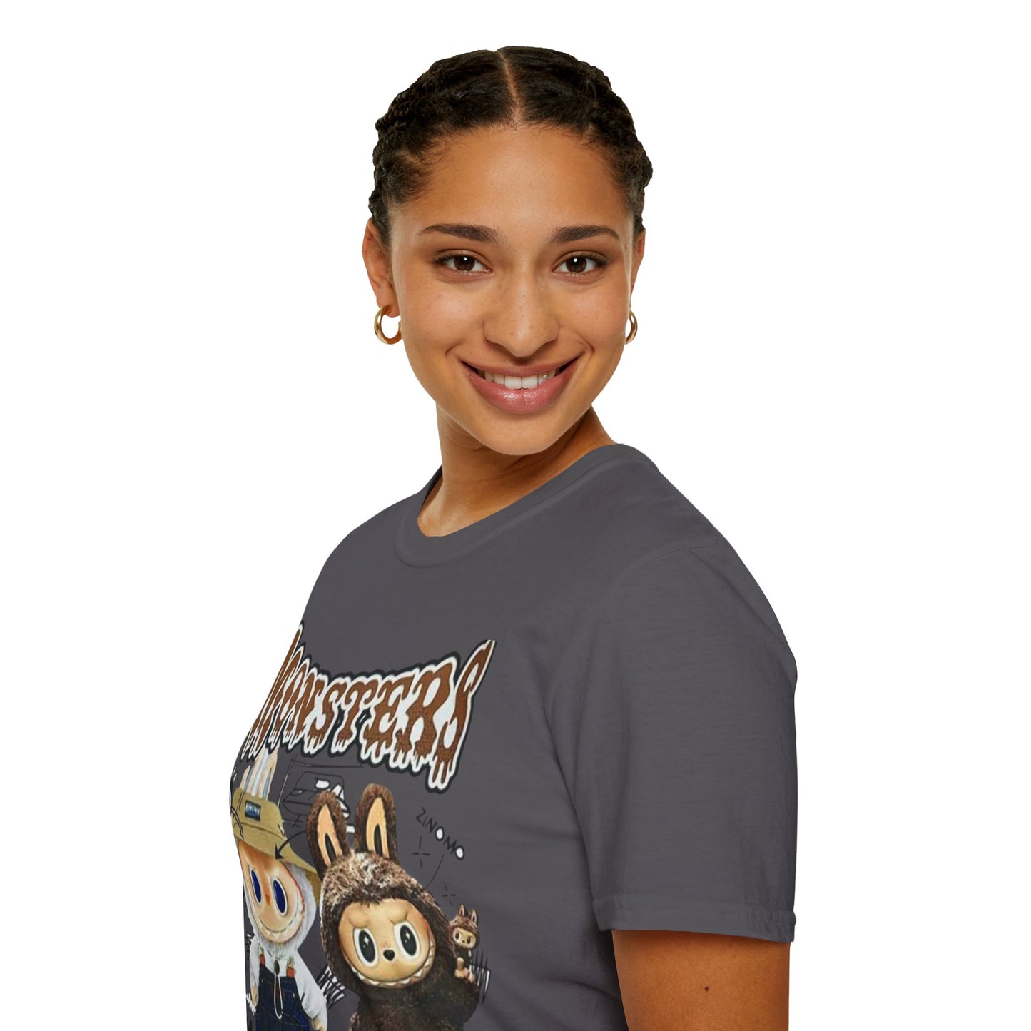 T-Shirt Unisex Labubu Softstyle – Design Monsters Kawaii con Coppia Iconica.