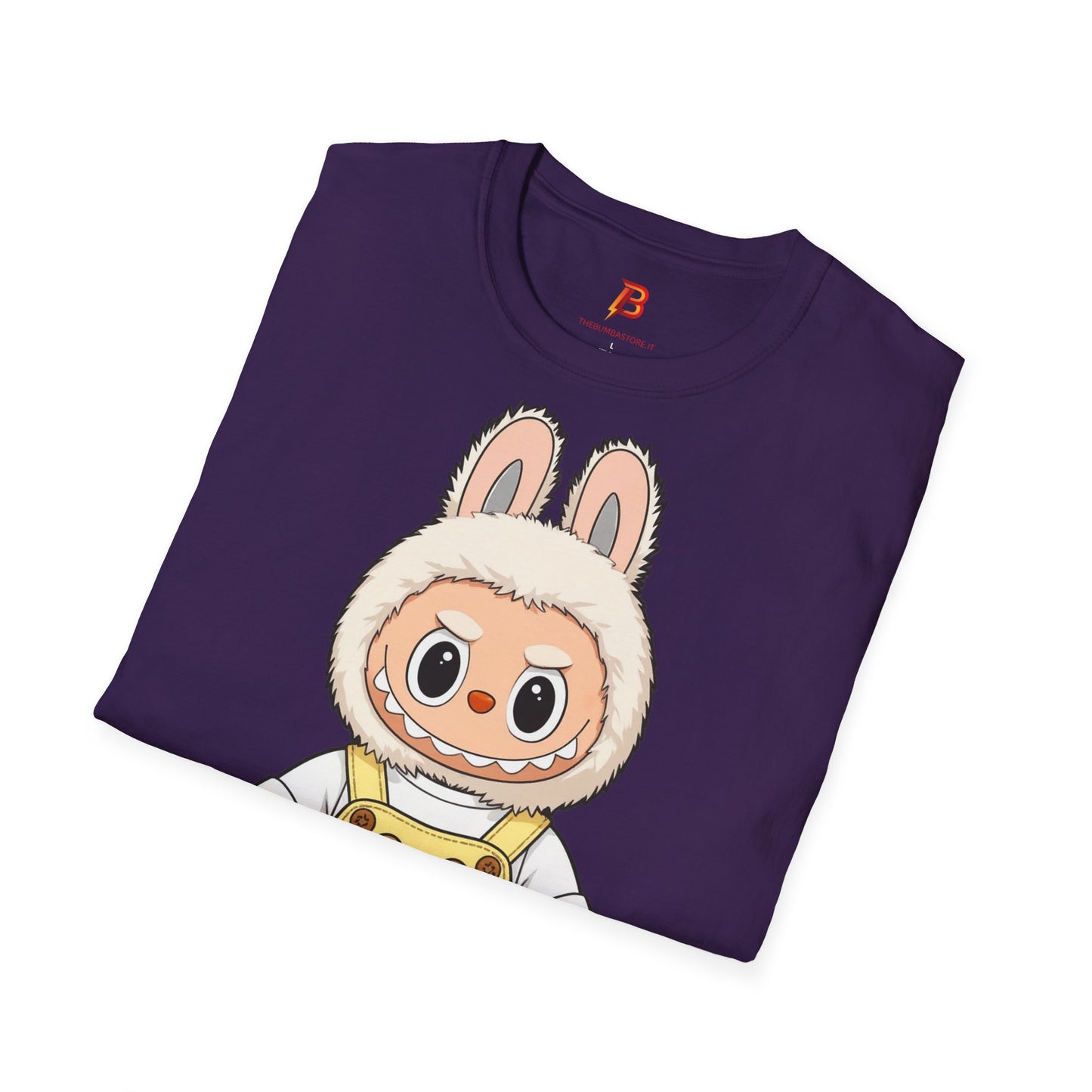 T-Shirt Unisex Labubu Softstyle – Design Kawaii con Salopette Orsetto.