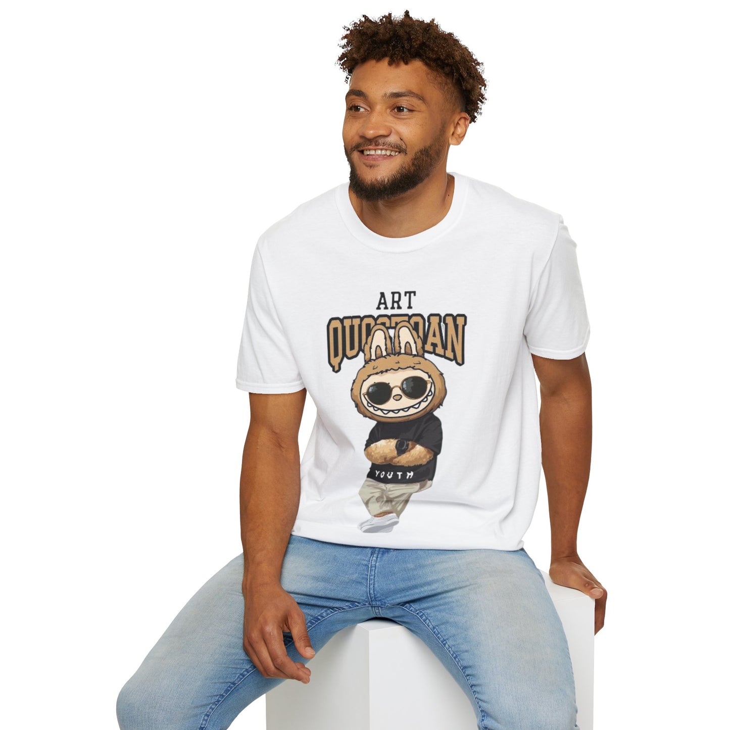 T-Shirt Unisex Labubu Softstyle – Design Urban Kawaii con Occhiali da Sole.