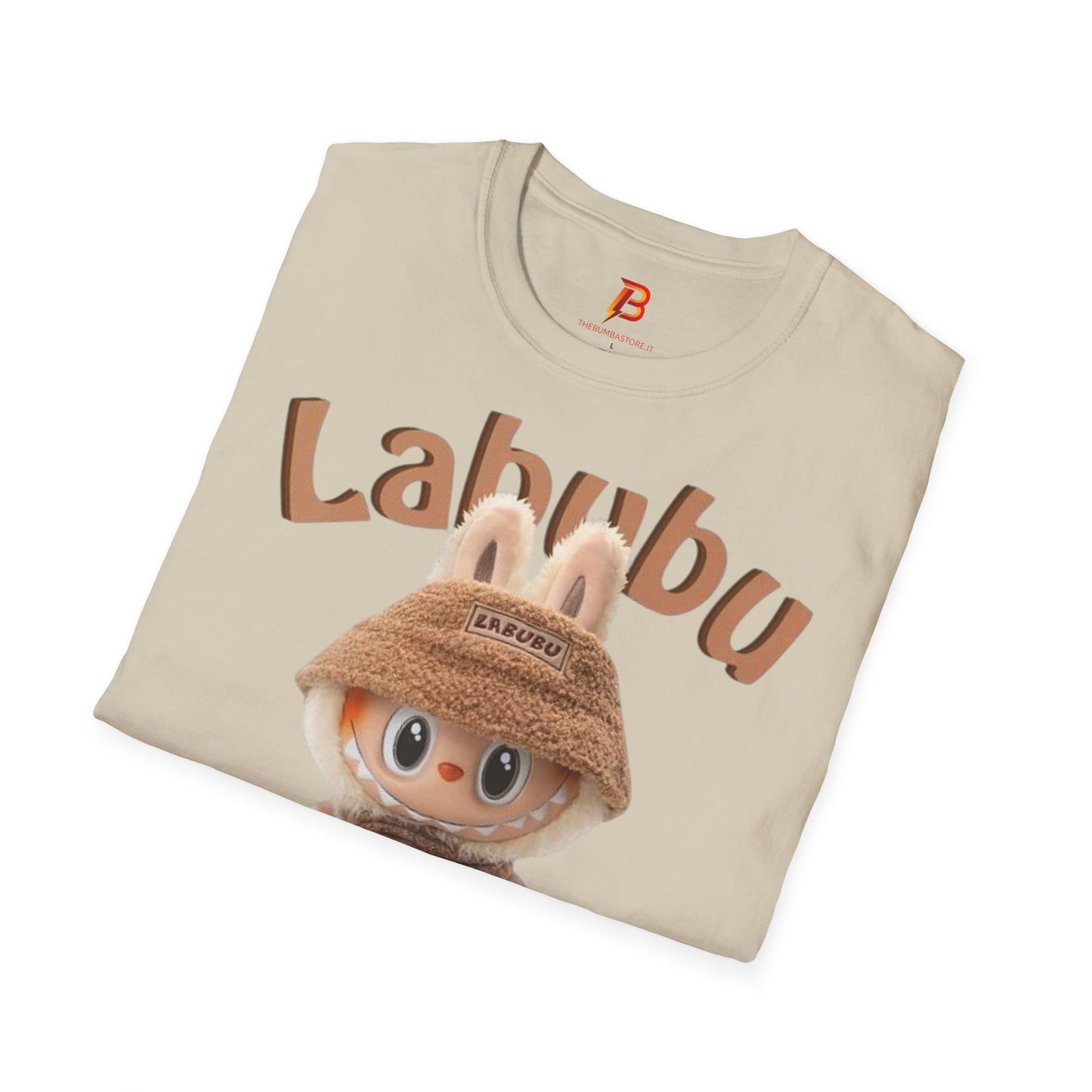 T-Shirt Unisex Labubu Softstyle – Design Kawaii Casual con Bucket Hat “Have a Good Time”.