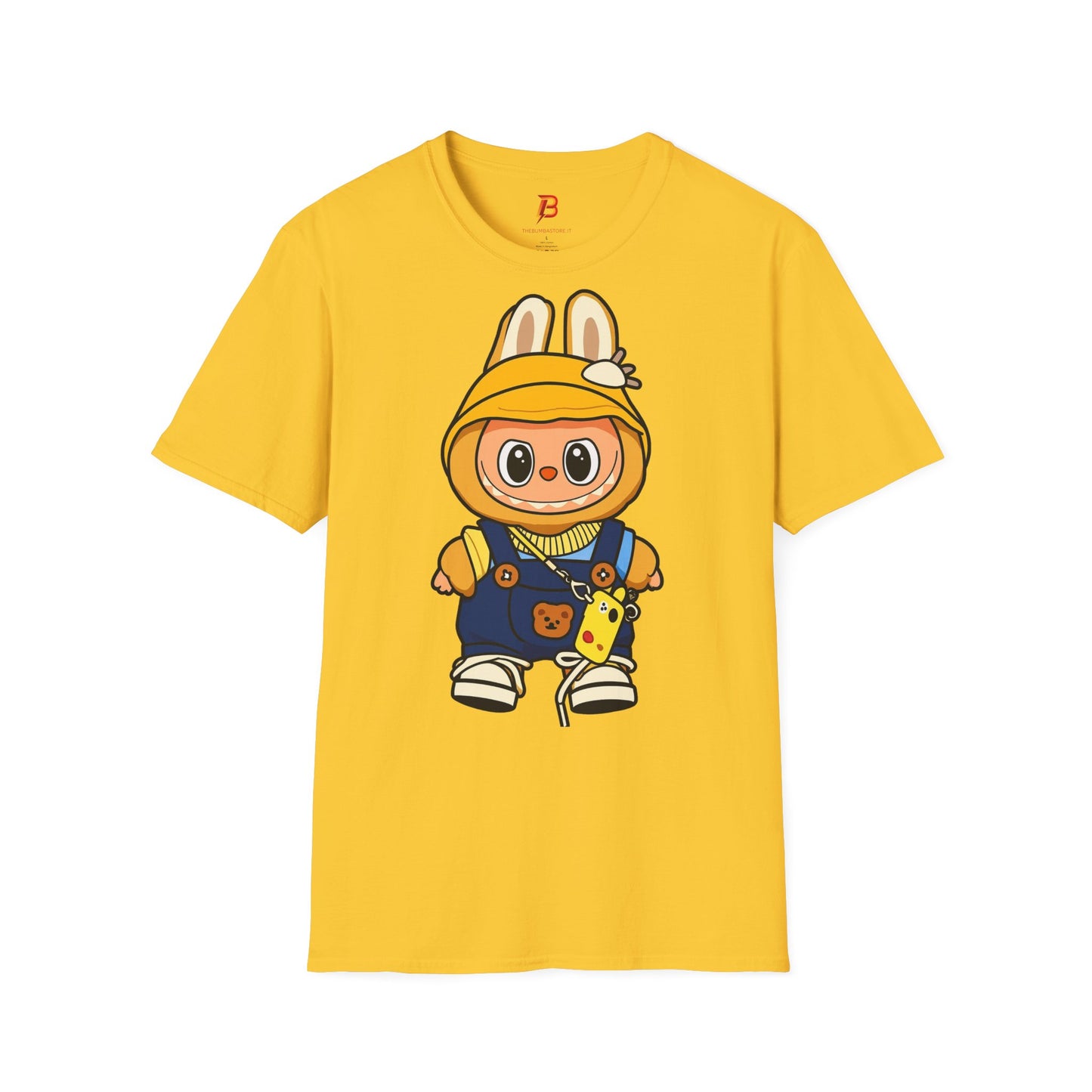 T-Shirt Unisex Labubu Softstyle – Design Kawaii con Cappello e Salopette.