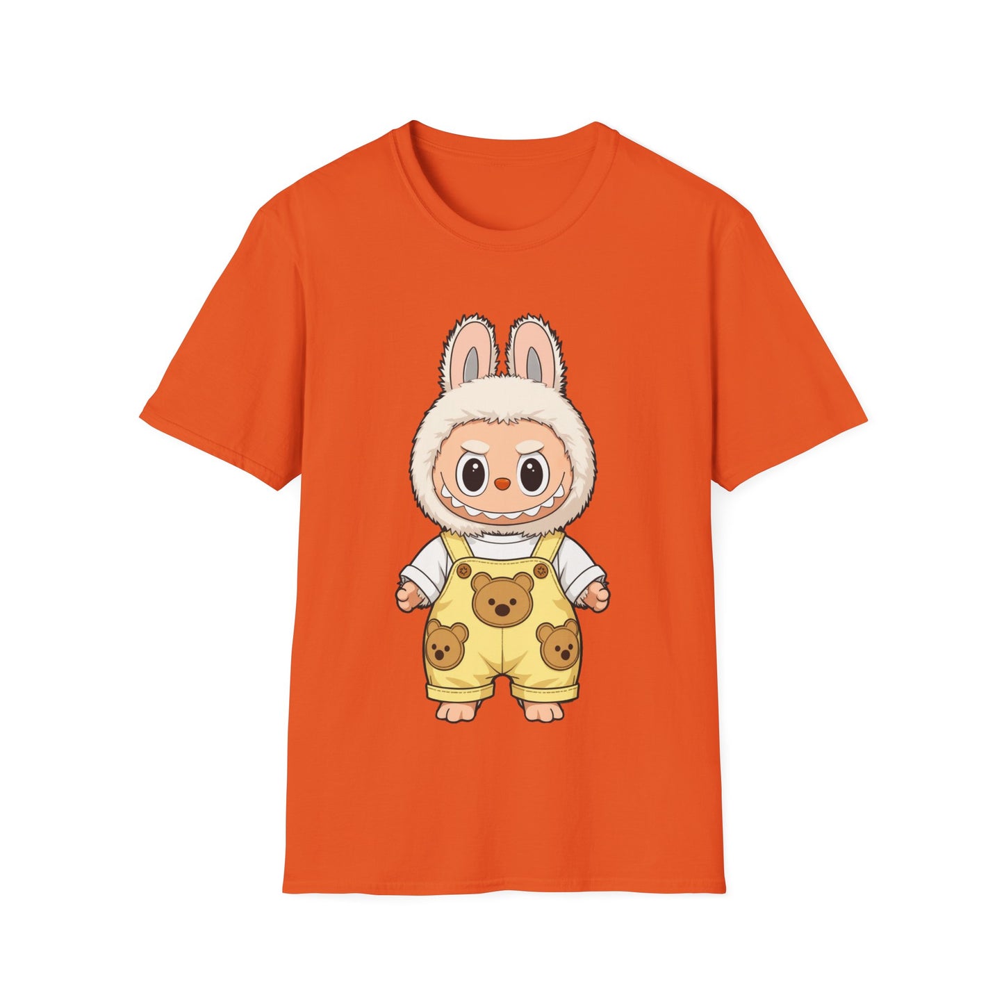T-Shirt Unisex Labubu Softstyle – Design Kawaii con Salopette Orsetto.