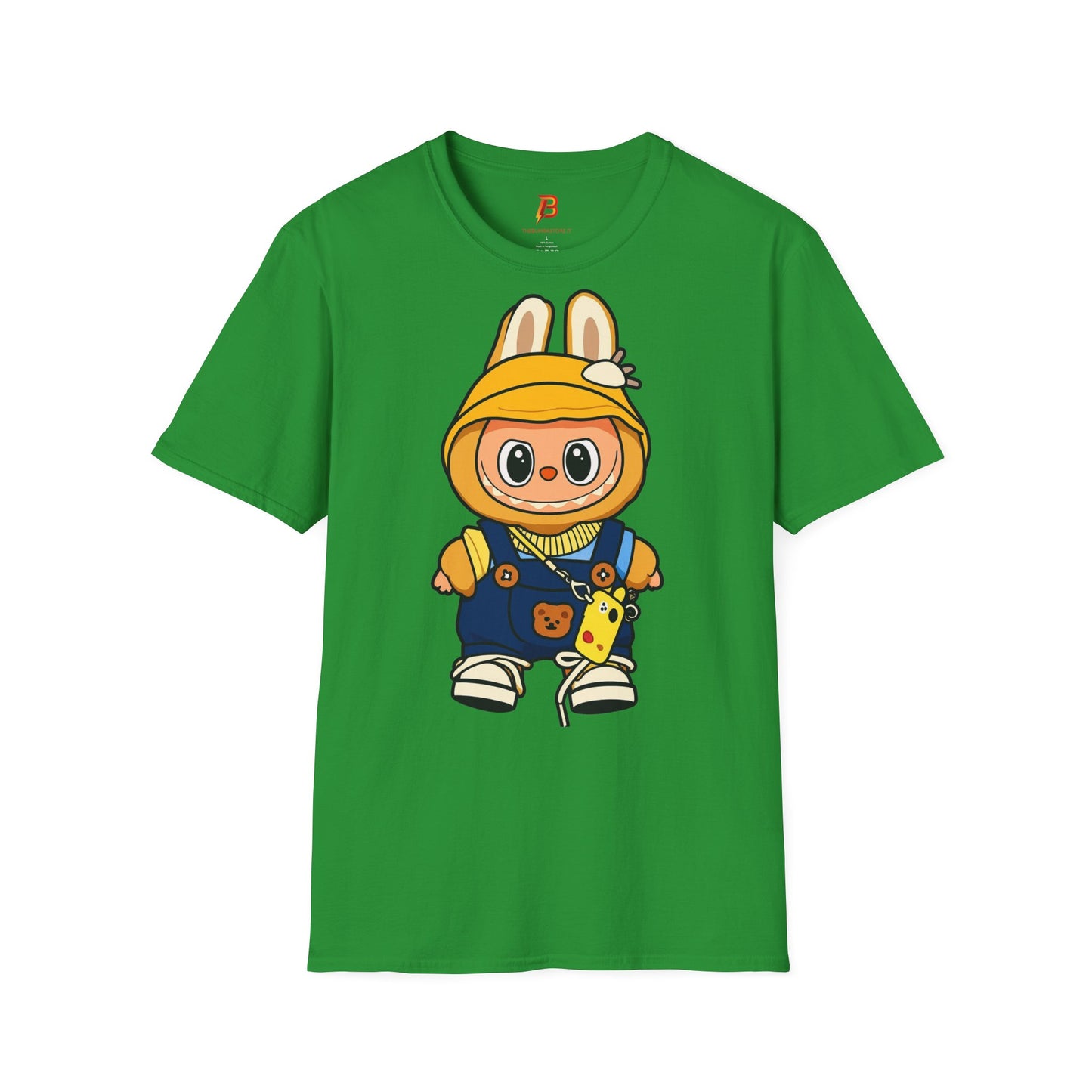 T-Shirt Unisex Labubu Softstyle – Design Kawaii con Cappello e Salopette.