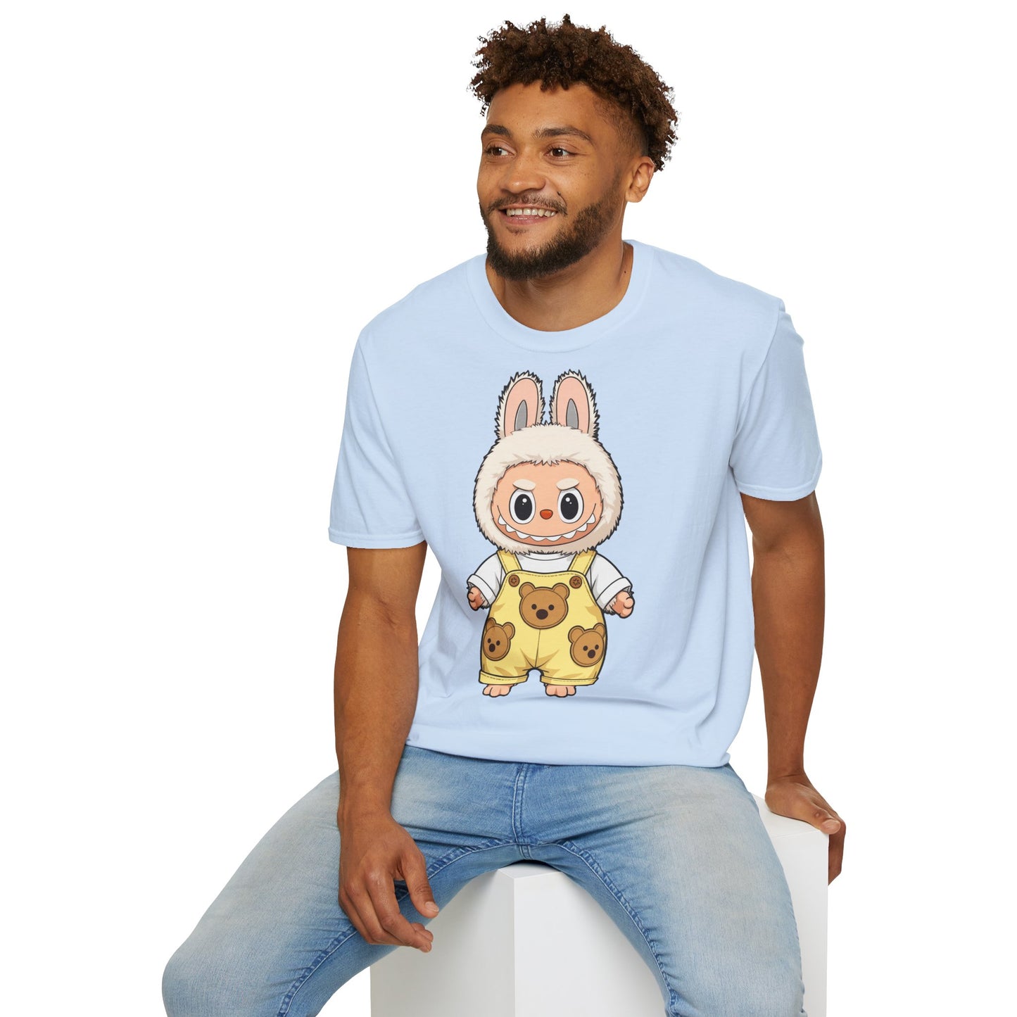 T-Shirt Unisex Labubu Softstyle – Design Kawaii con Salopette Orsetto.