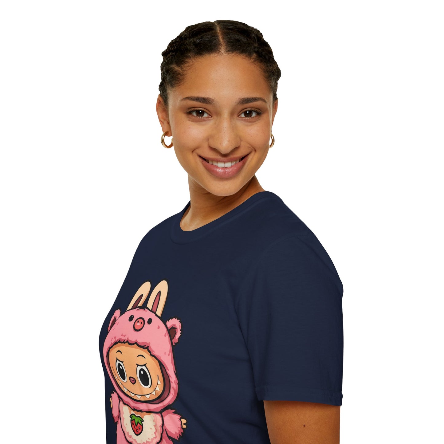 T-Shirt Unisex Labubu Softstyle – Outfit Cartoon Kawaii Rosa Orsetto Fragola.