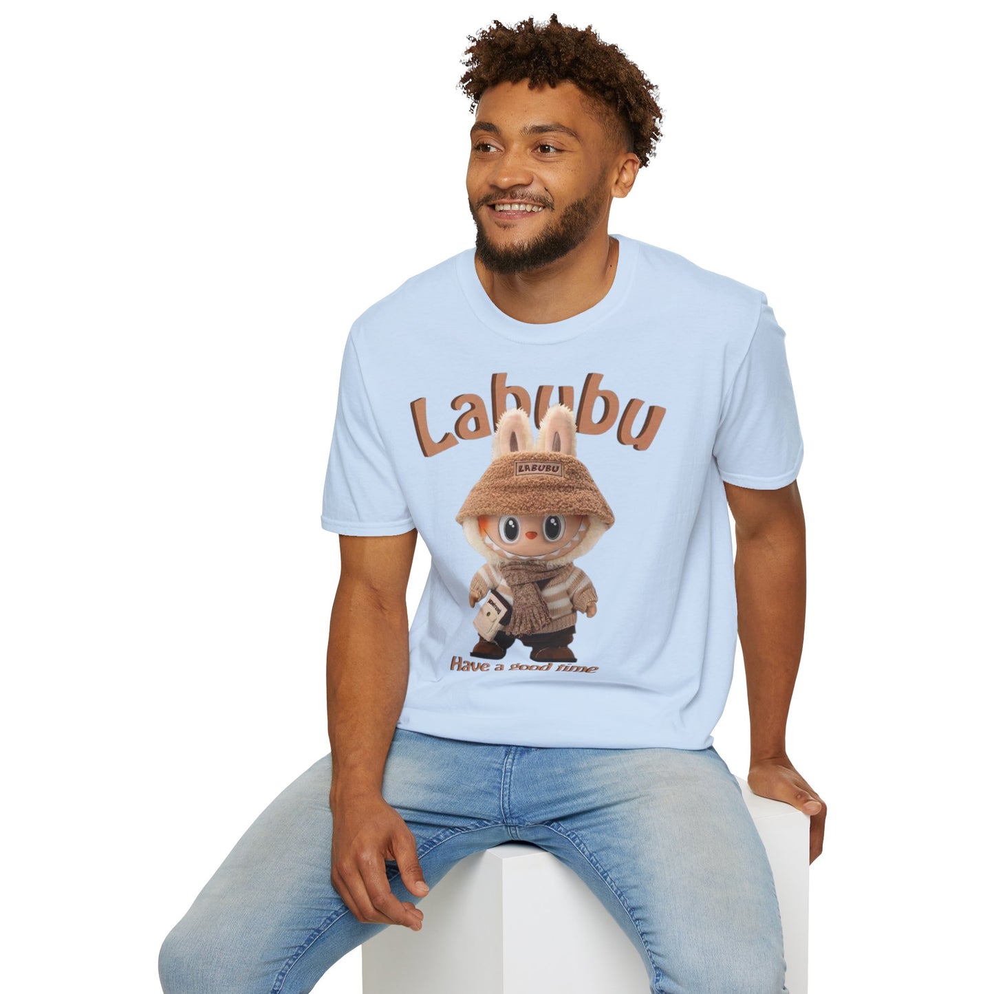 T-Shirt Unisex Labubu Softstyle – Design Kawaii Casual con Bucket Hat “Have a Good Time”.