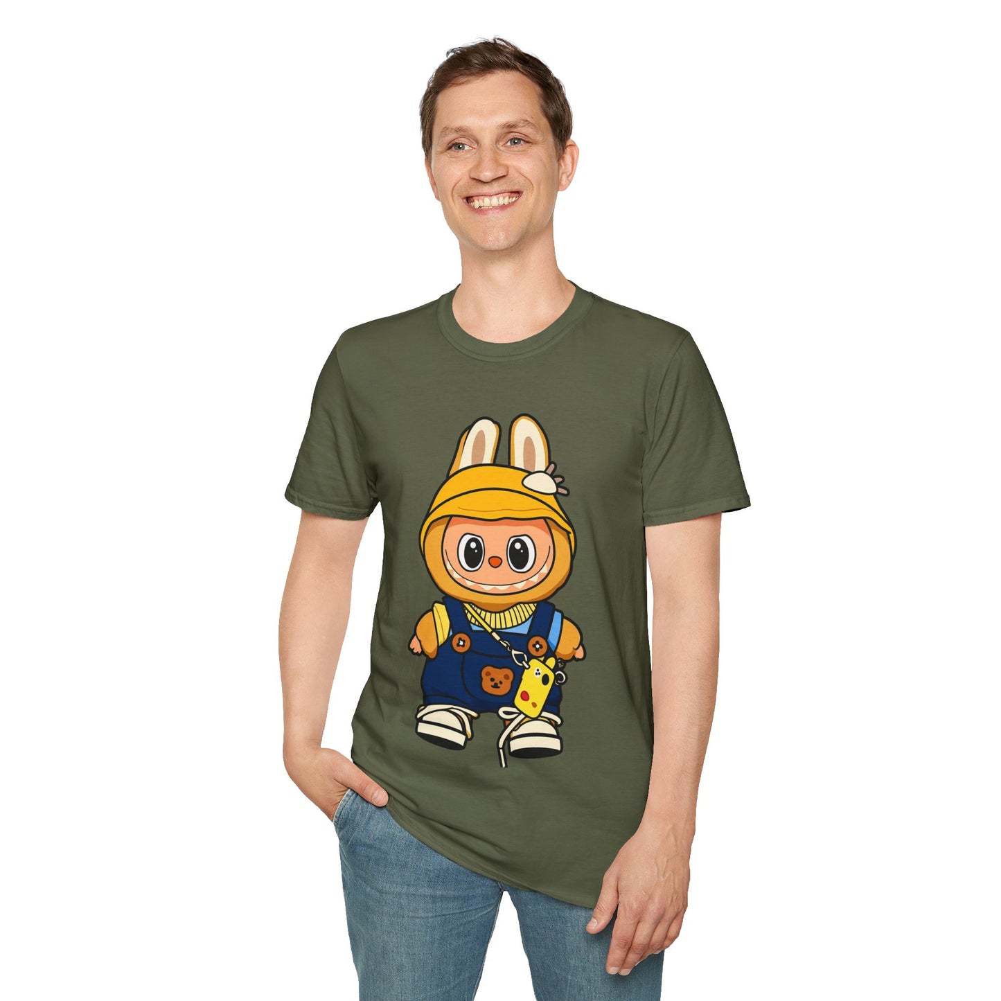T-Shirt Unisex Labubu Softstyle – Design Kawaii con Cappello e Salopette.