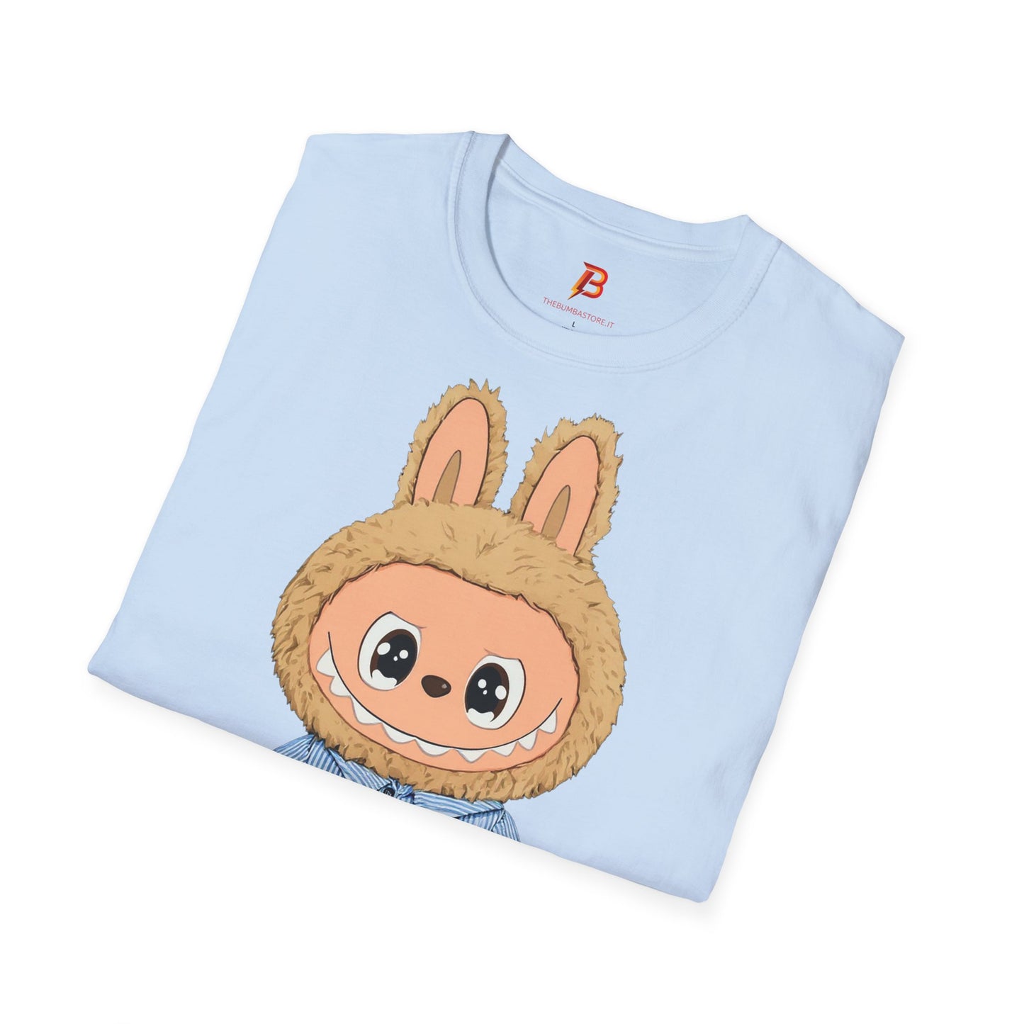 T-Shirt Unisex Labubu Softstyle – Design Kawaii con Camicia a Righe Azzurre.