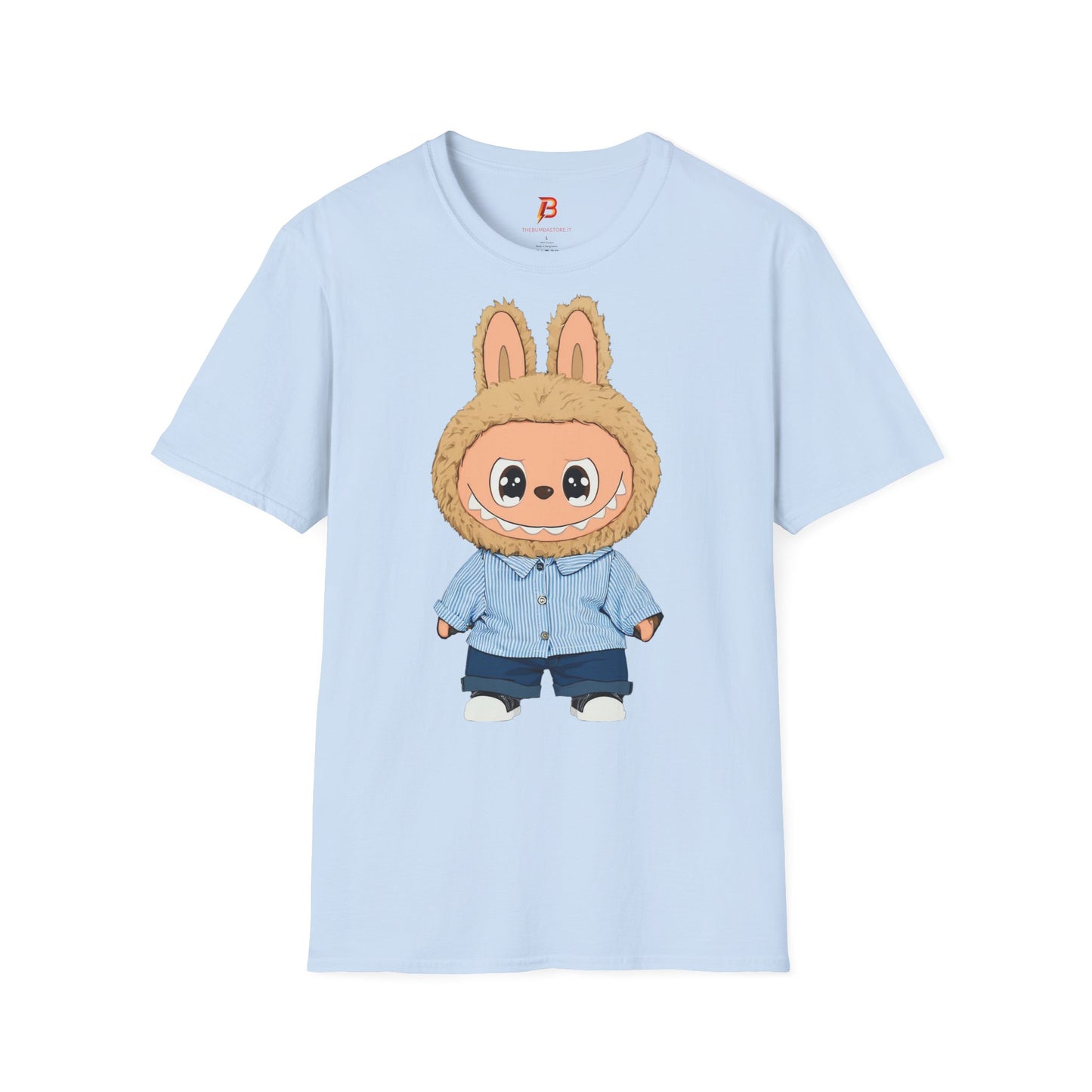 T-Shirt Unisex Labubu Softstyle – Design Kawaii con Camicia a Righe Azzurre.