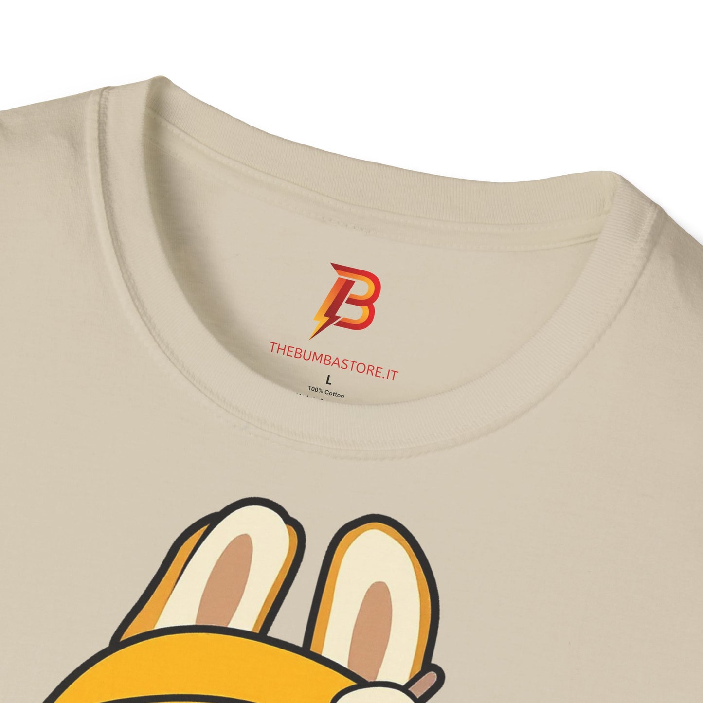 T-Shirt Unisex Labubu Softstyle – Design Kawaii con Cappello e Salopette.