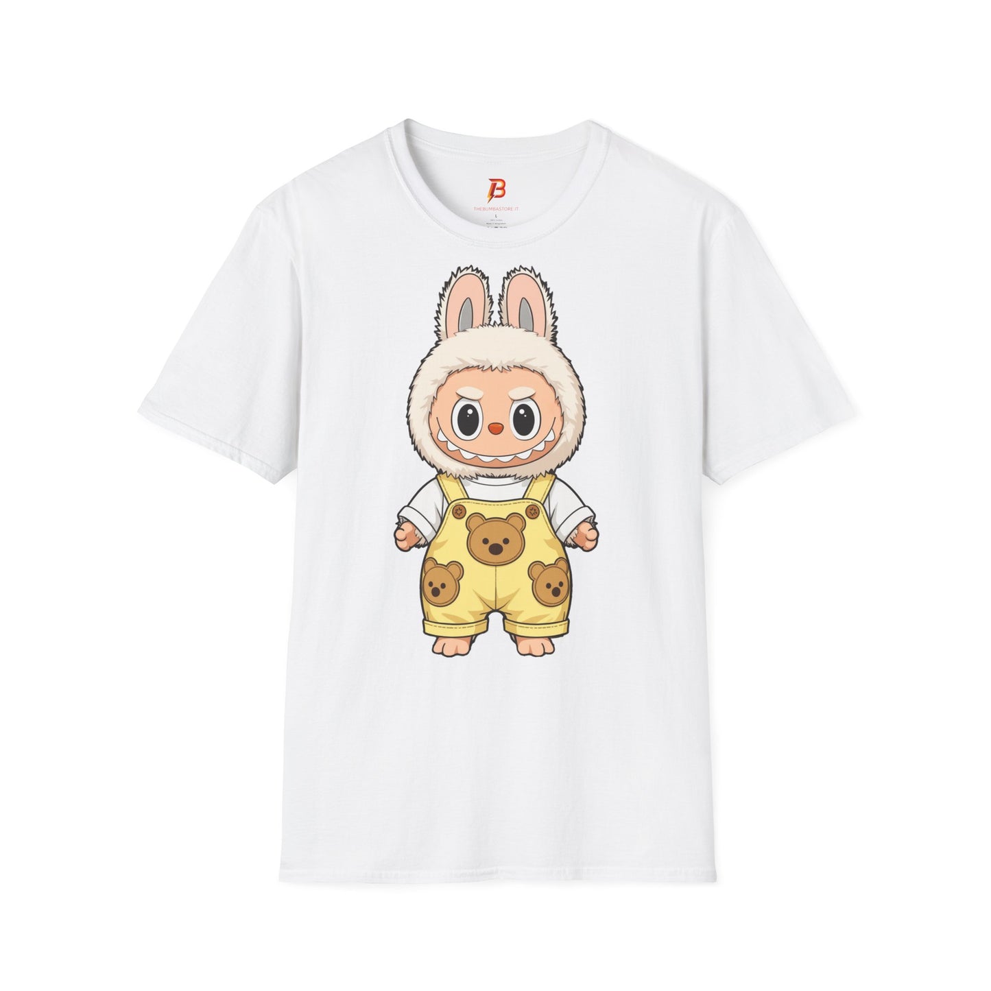 T-Shirt Unisex Labubu Softstyle – Design Kawaii con Salopette Orsetto.