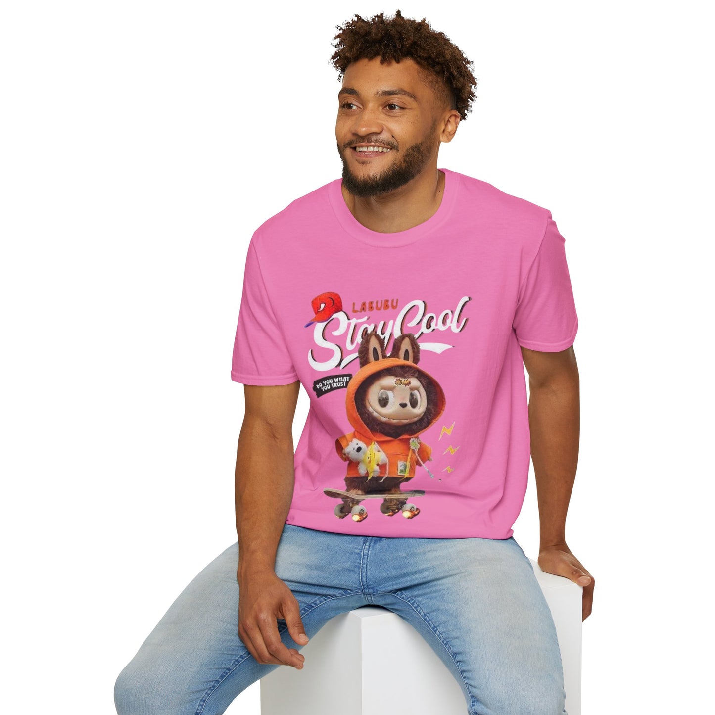 T-Shirt Unisex Labubu Softstyle – Design Streetwear Kawaii “Stay Cool”.