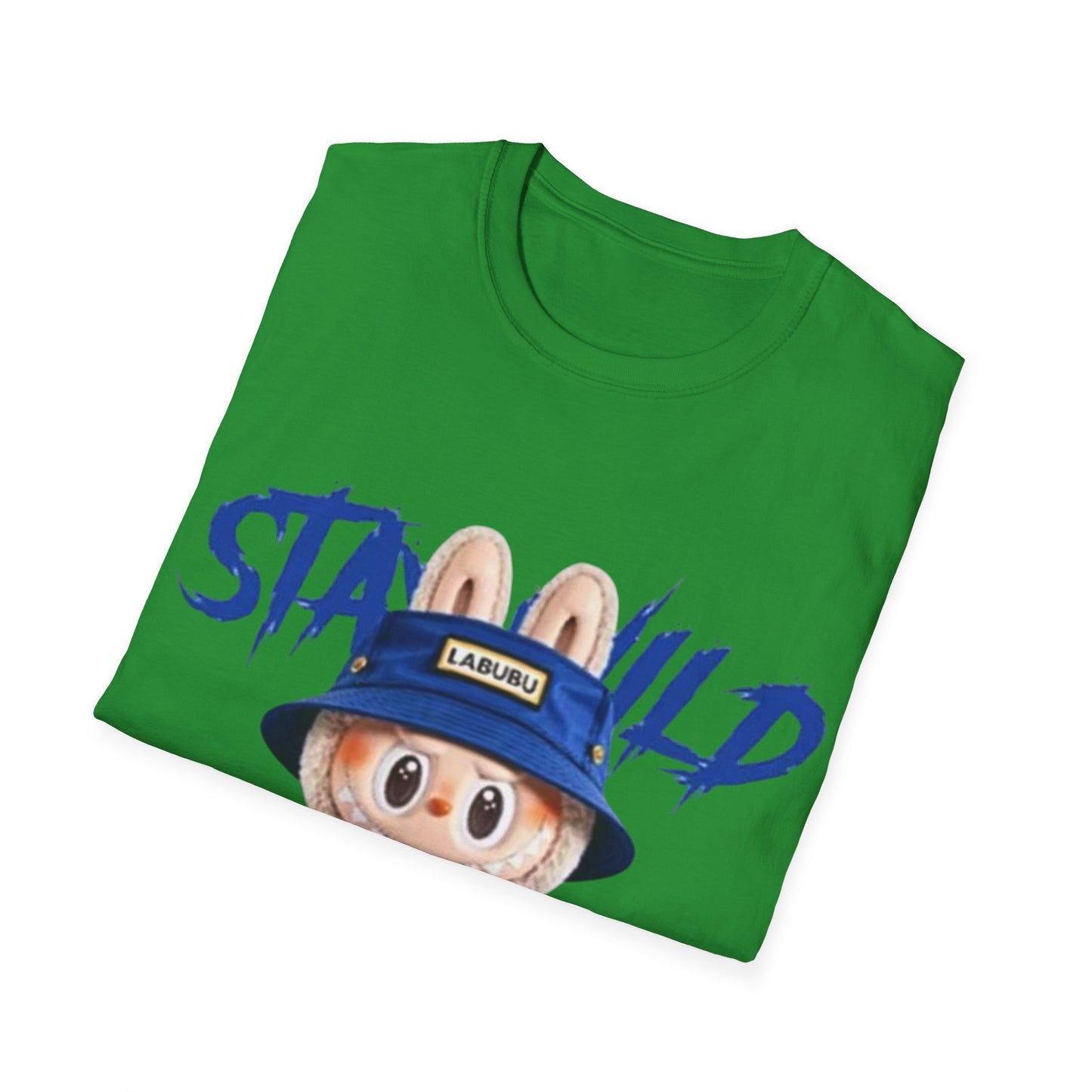 T-Shirt Unisex Labubu Softstyle – Design Kawaii Streetwear con Fiore “Stay Wild”.