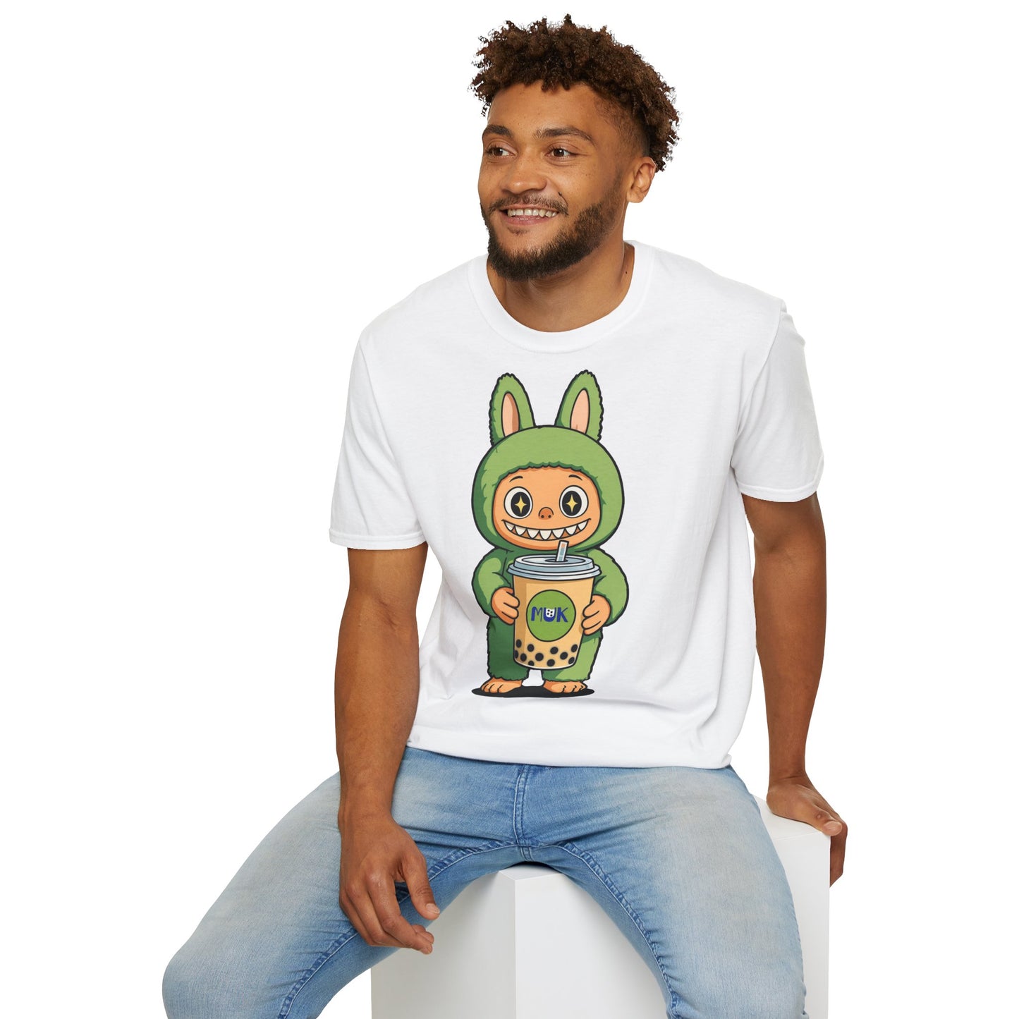 T-Shirt Unisex Labubu Softstyle – Design Kawaii con Bubble Tea.
