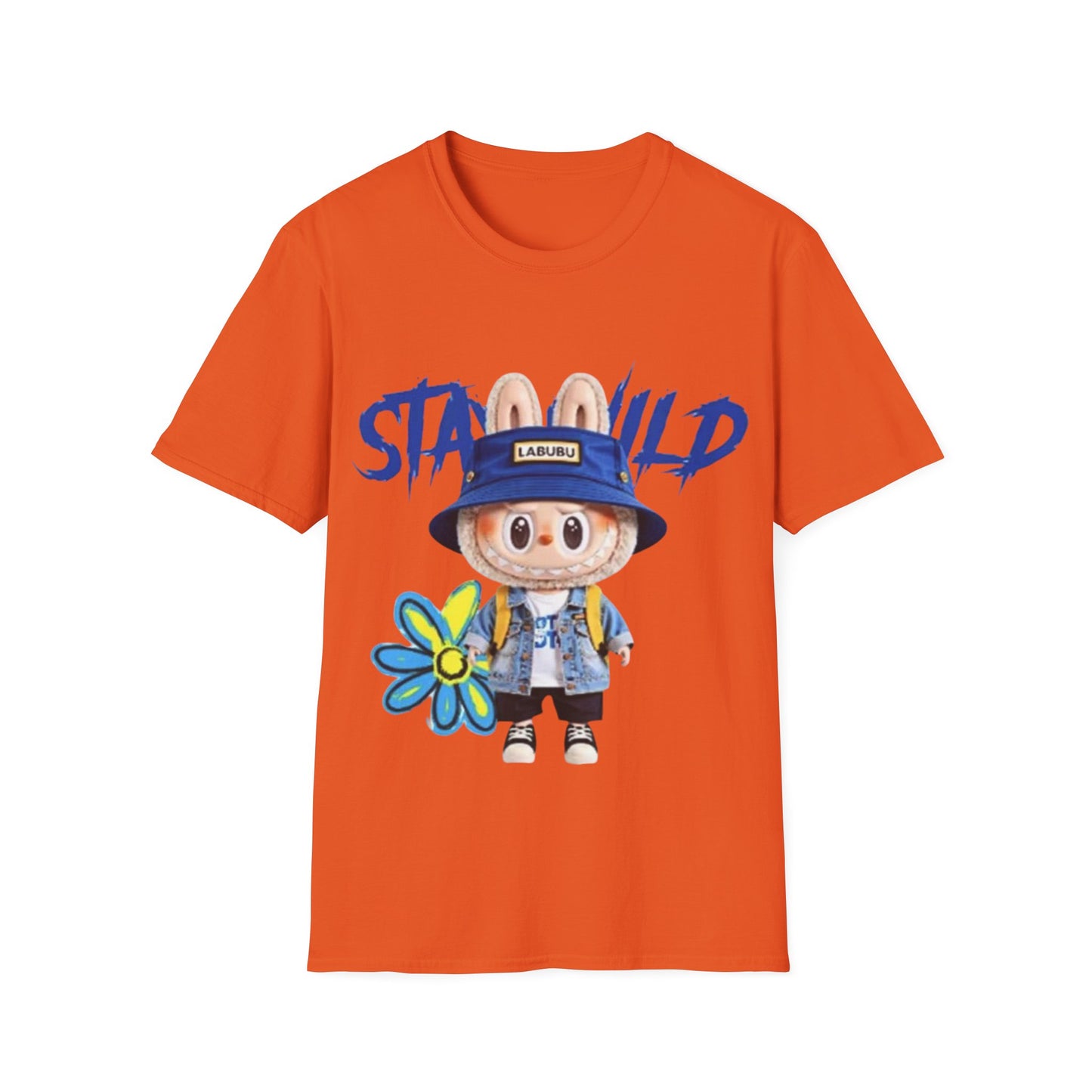 T-Shirt Unisex Labubu Softstyle – Design Kawaii Streetwear con Fiore “Stay Wild”.