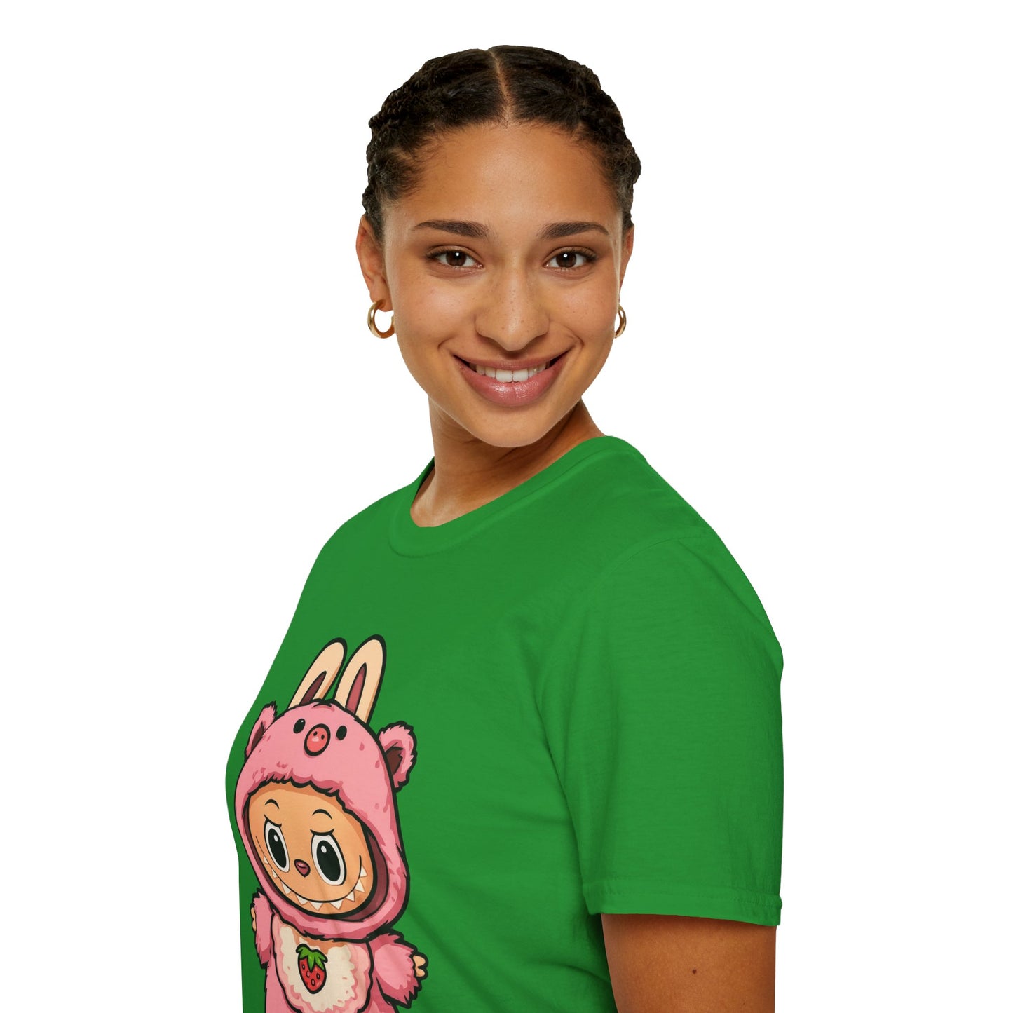 T-Shirt Unisex Labubu Softstyle – Outfit Cartoon Kawaii Rosa Orsetto Fragola.