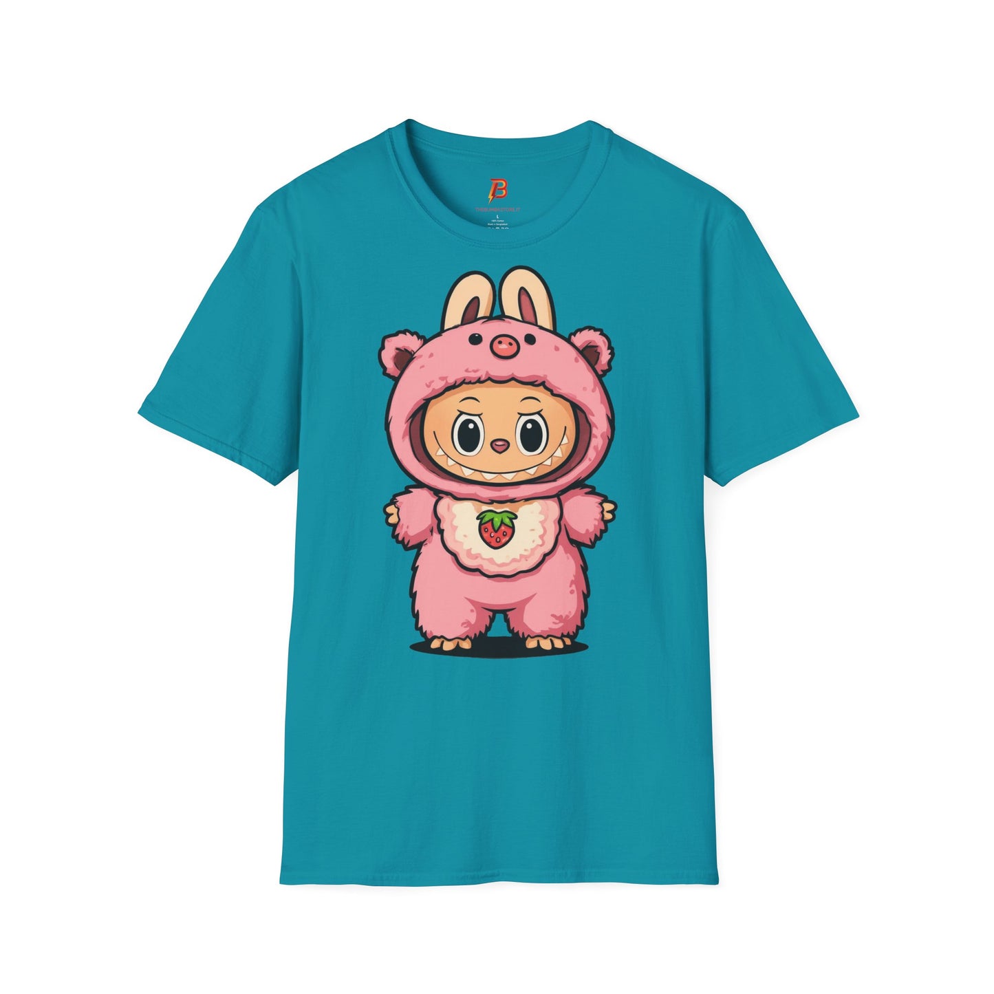 T-Shirt Unisex Labubu Softstyle – Outfit Cartoon Kawaii Rosa Orsetto Fragola.