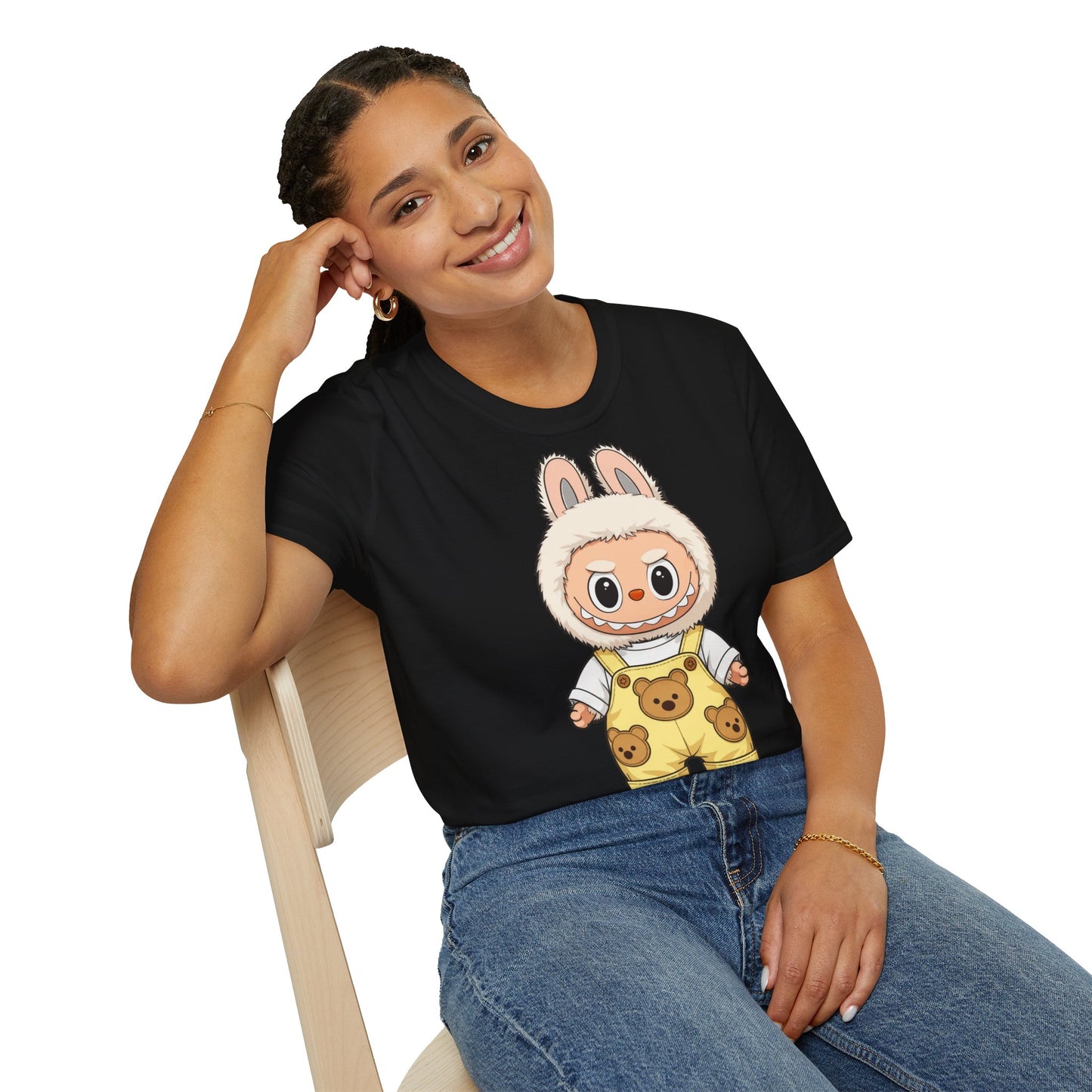 T-Shirt Unisex Labubu Softstyle – Design Kawaii con Salopette Orsetto.