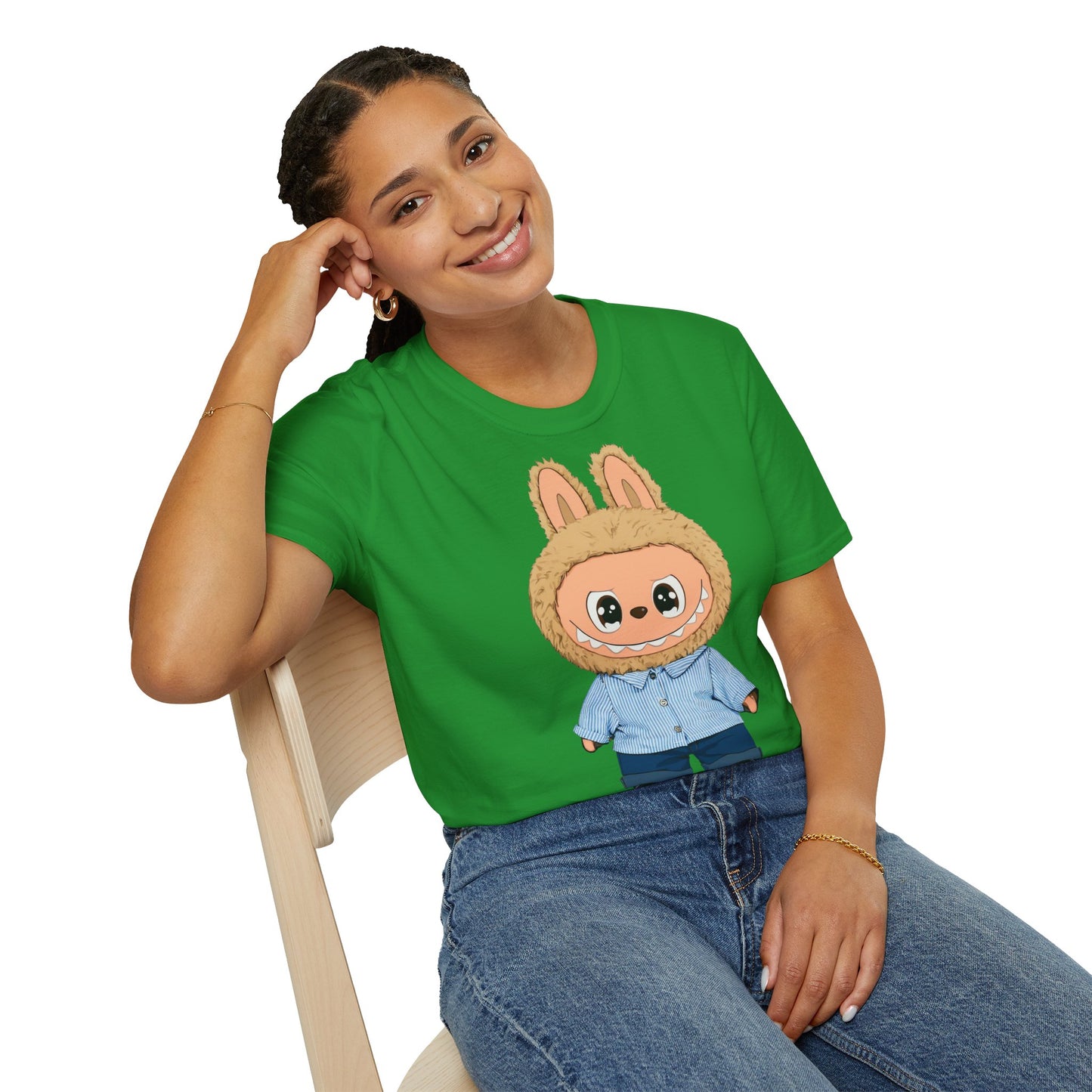 T-Shirt Unisex Labubu Softstyle – Design Kawaii con Camicia a Righe Azzurre.