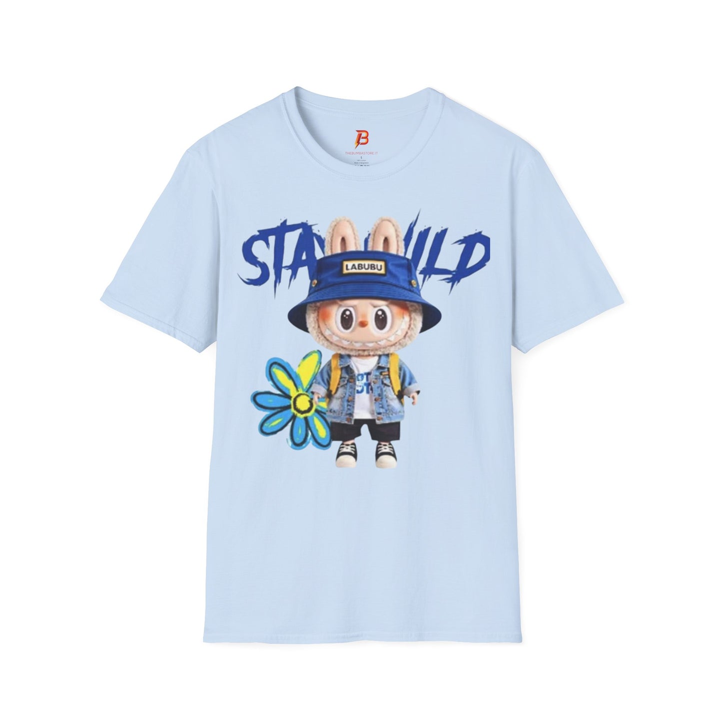 T-Shirt Unisex Labubu Softstyle – Design Kawaii Streetwear con Fiore “Stay Wild”.