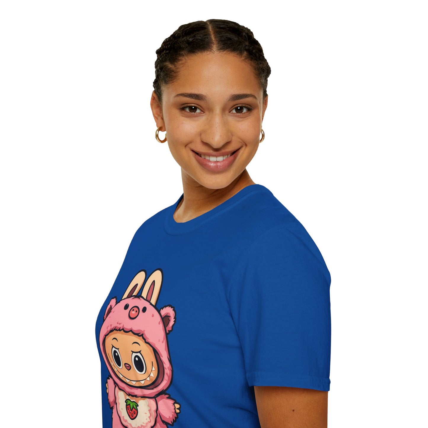 T-Shirt Unisex Labubu Softstyle – Outfit Cartoon Kawaii Rosa Orsetto Fragola.
