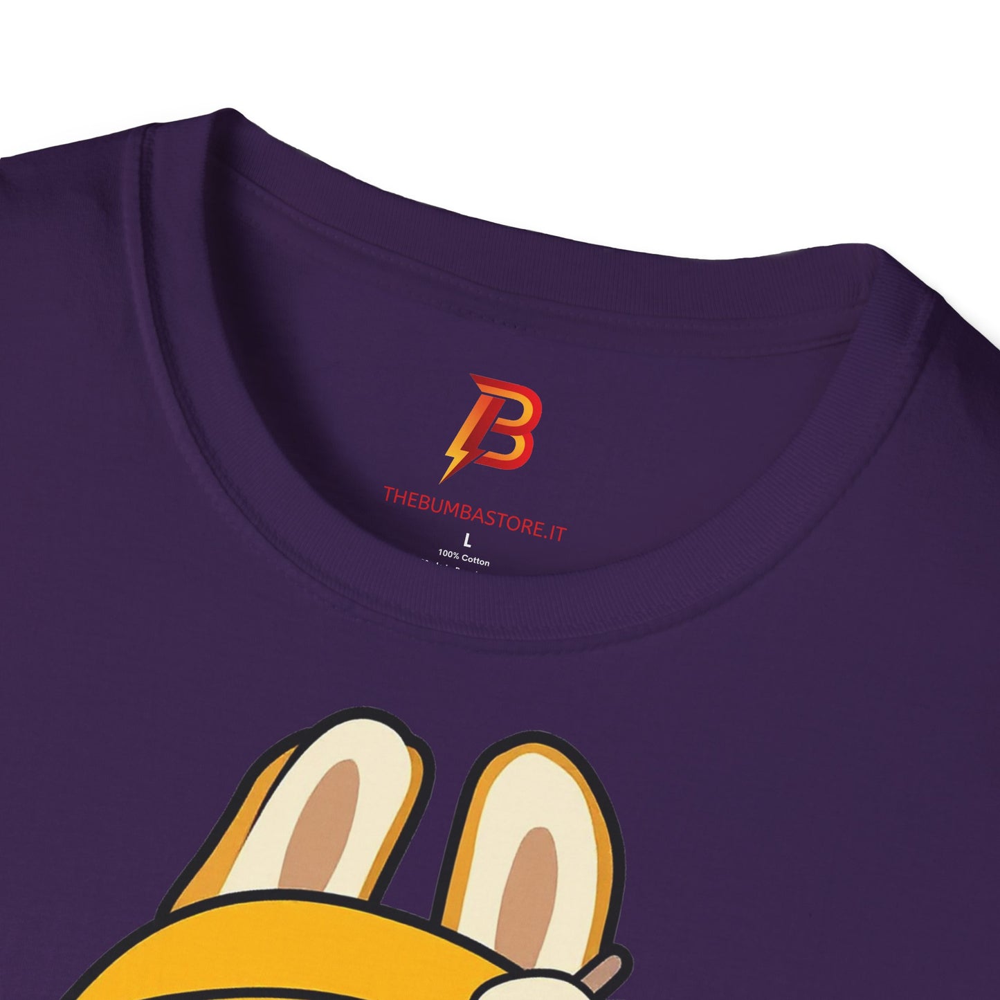 T-Shirt Unisex Labubu Softstyle – Design Kawaii con Cappello e Salopette.