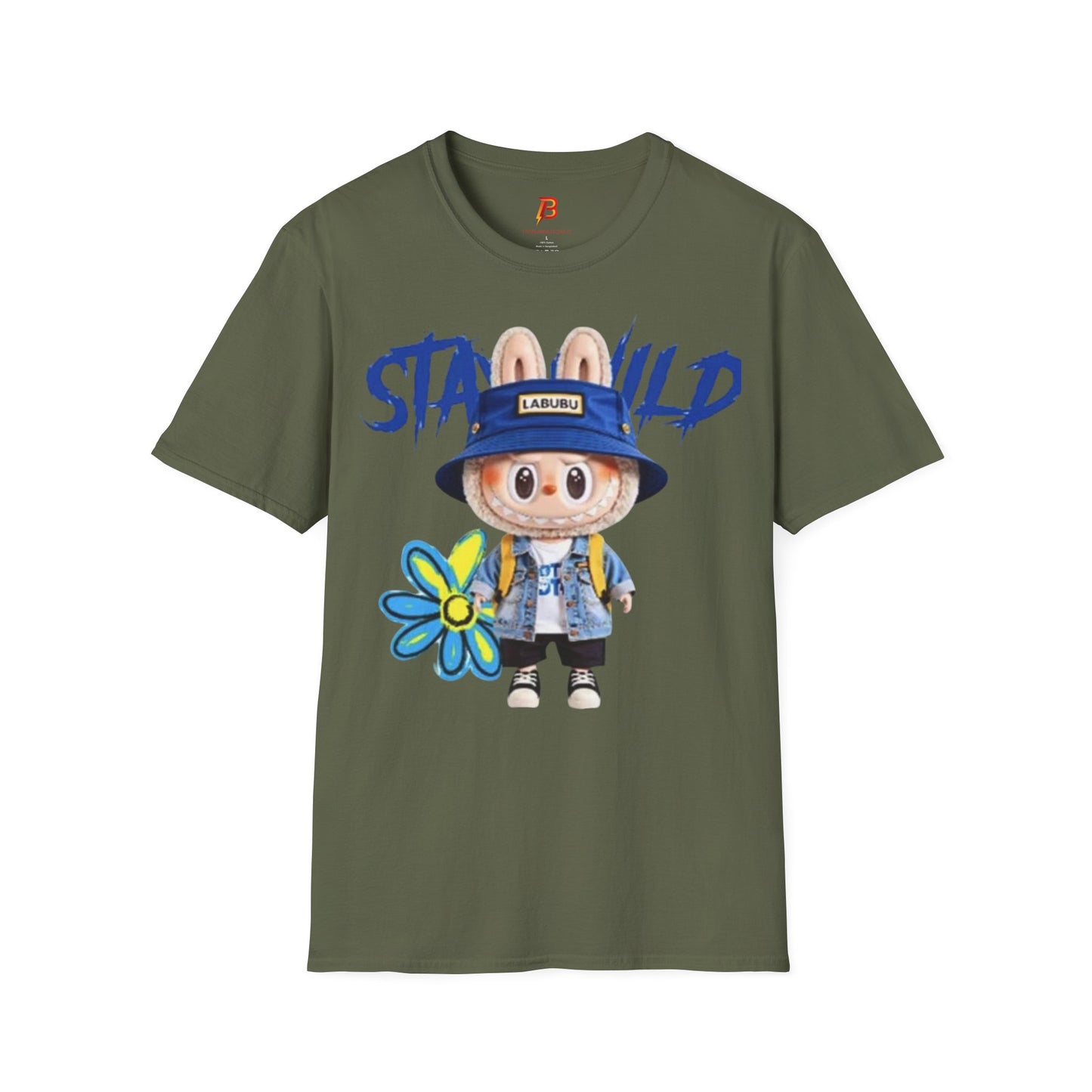 T-Shirt Unisex Labubu Softstyle – Design Kawaii Streetwear con Fiore “Stay Wild”.