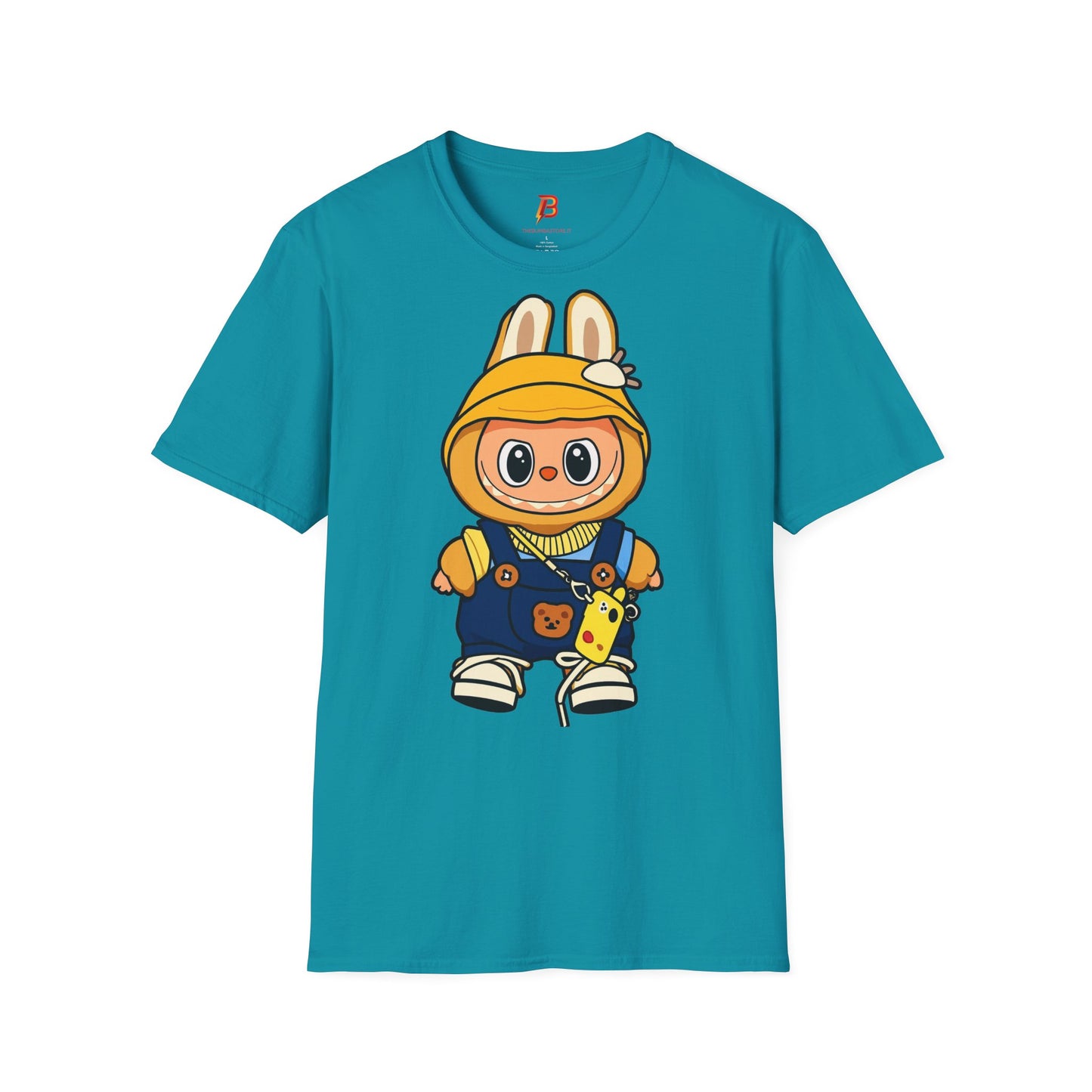 T-Shirt Unisex Labubu Softstyle – Design Kawaii con Cappello e Salopette.