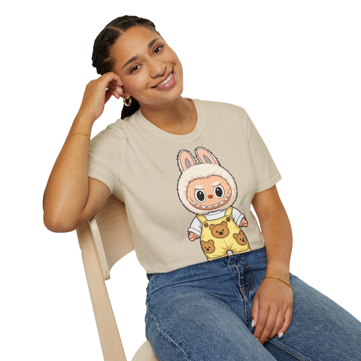T-Shirt Unisex Labubu Softstyle – Design Kawaii con Salopette Orsetto.