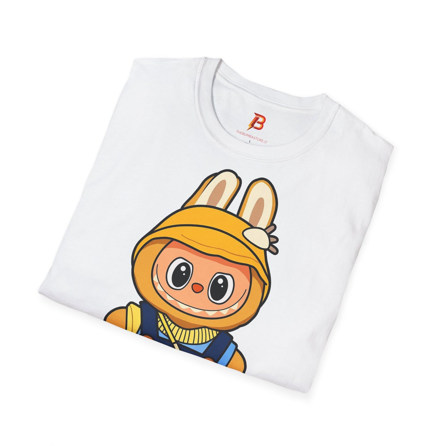 T-Shirt Unisex Labubu Softstyle – Design Kawaii con Cappello e Salopette.