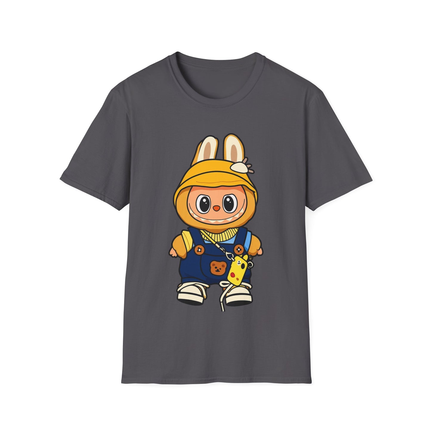 T-Shirt Unisex Labubu Softstyle – Design Kawaii con Cappello e Salopette.