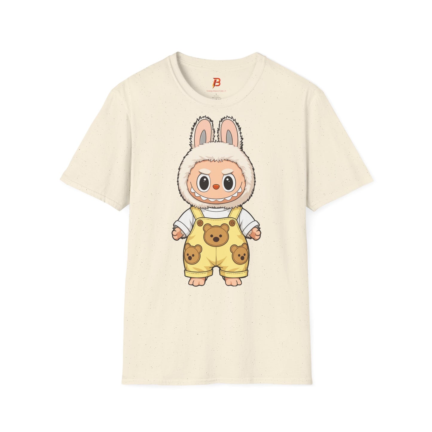 T-Shirt Unisex Labubu Softstyle – Design Kawaii con Salopette Orsetto.