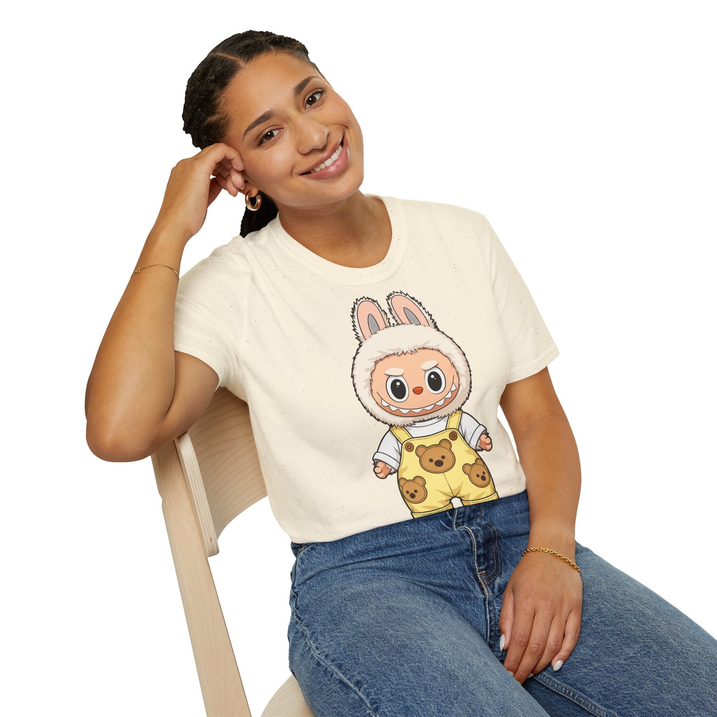 T-Shirt Unisex Labubu Softstyle – Design Kawaii con Salopette Orsetto.