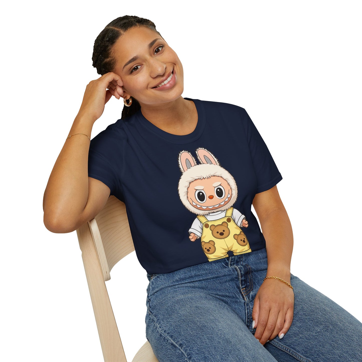 T-Shirt Unisex Labubu Softstyle – Design Kawaii con Salopette Orsetto.
