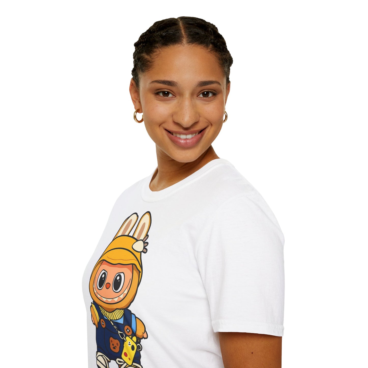 T-Shirt Unisex Labubu Softstyle – Design Kawaii con Cappello e Salopette.