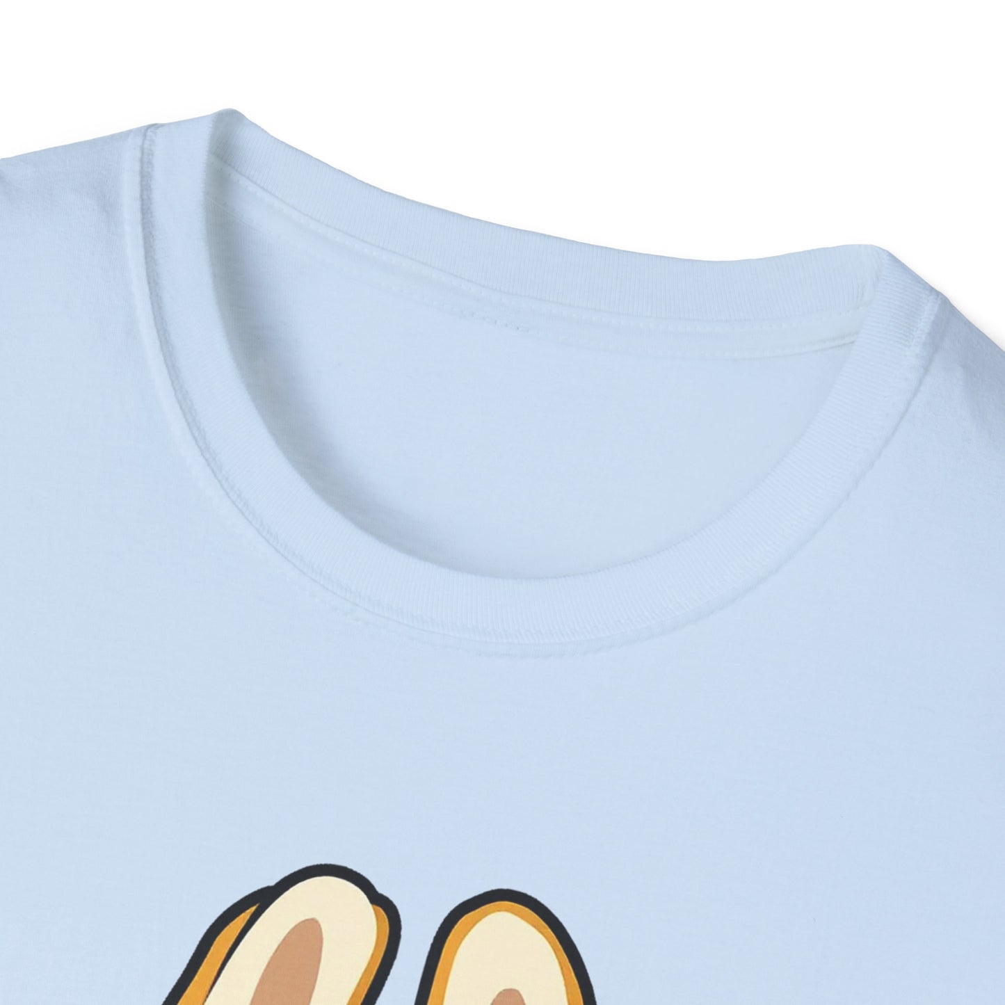 T-Shirt Unisex Labubu Softstyle – Design Kawaii con Cappello e Salopette.