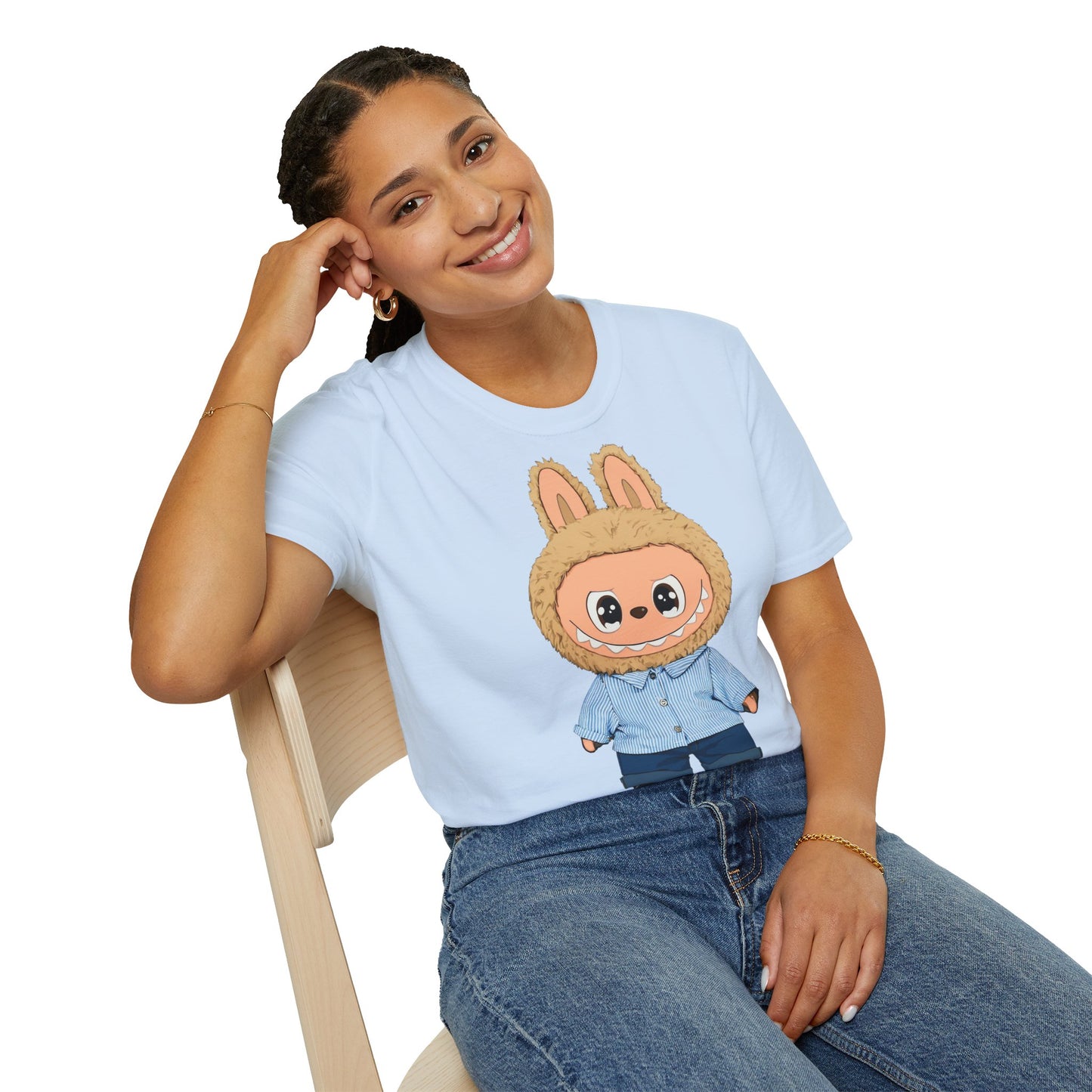 T-Shirt Unisex Labubu Softstyle – Design Kawaii con Camicia a Righe Azzurre.